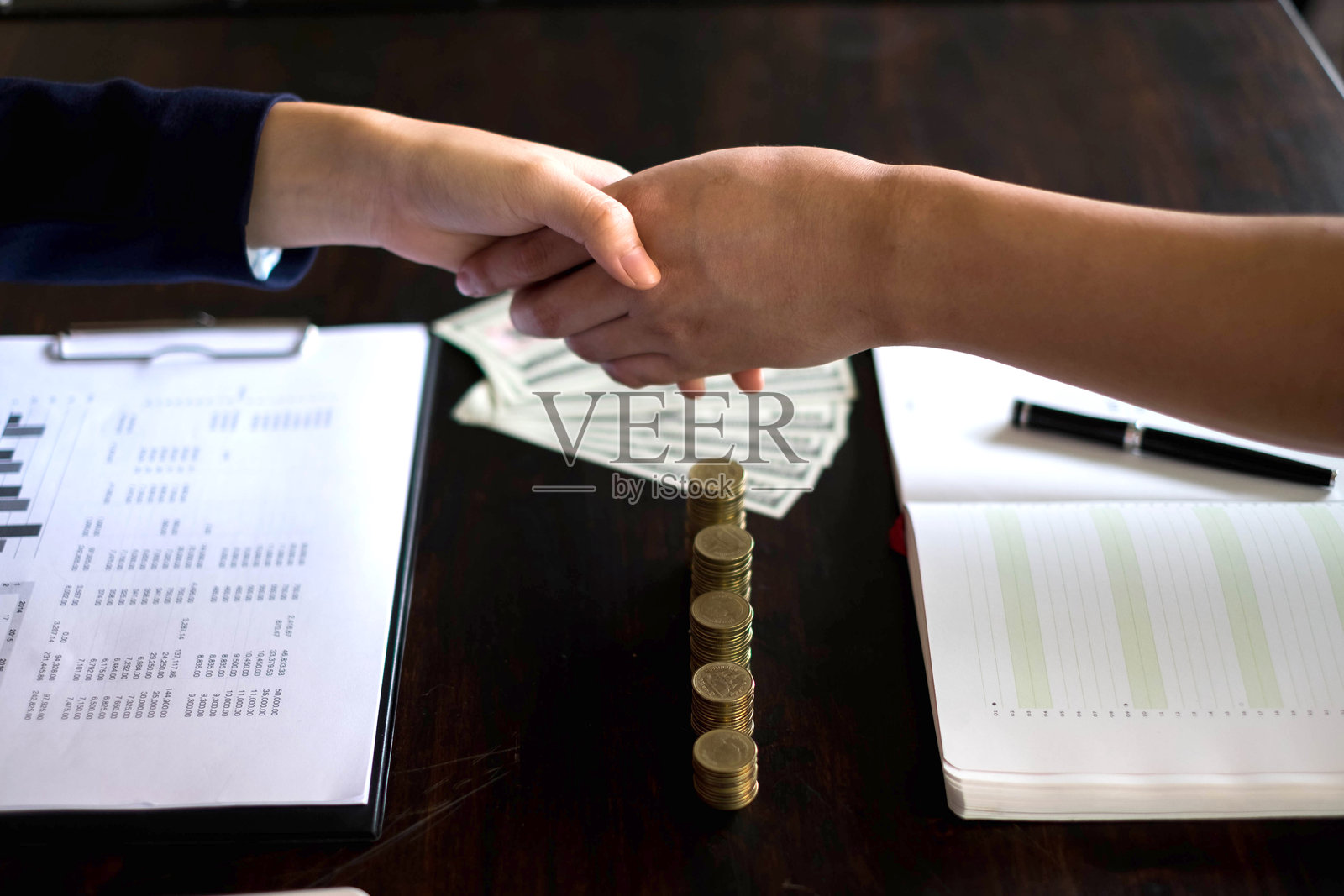 办公室内商业同事握手的特写镜头照片摄影图片