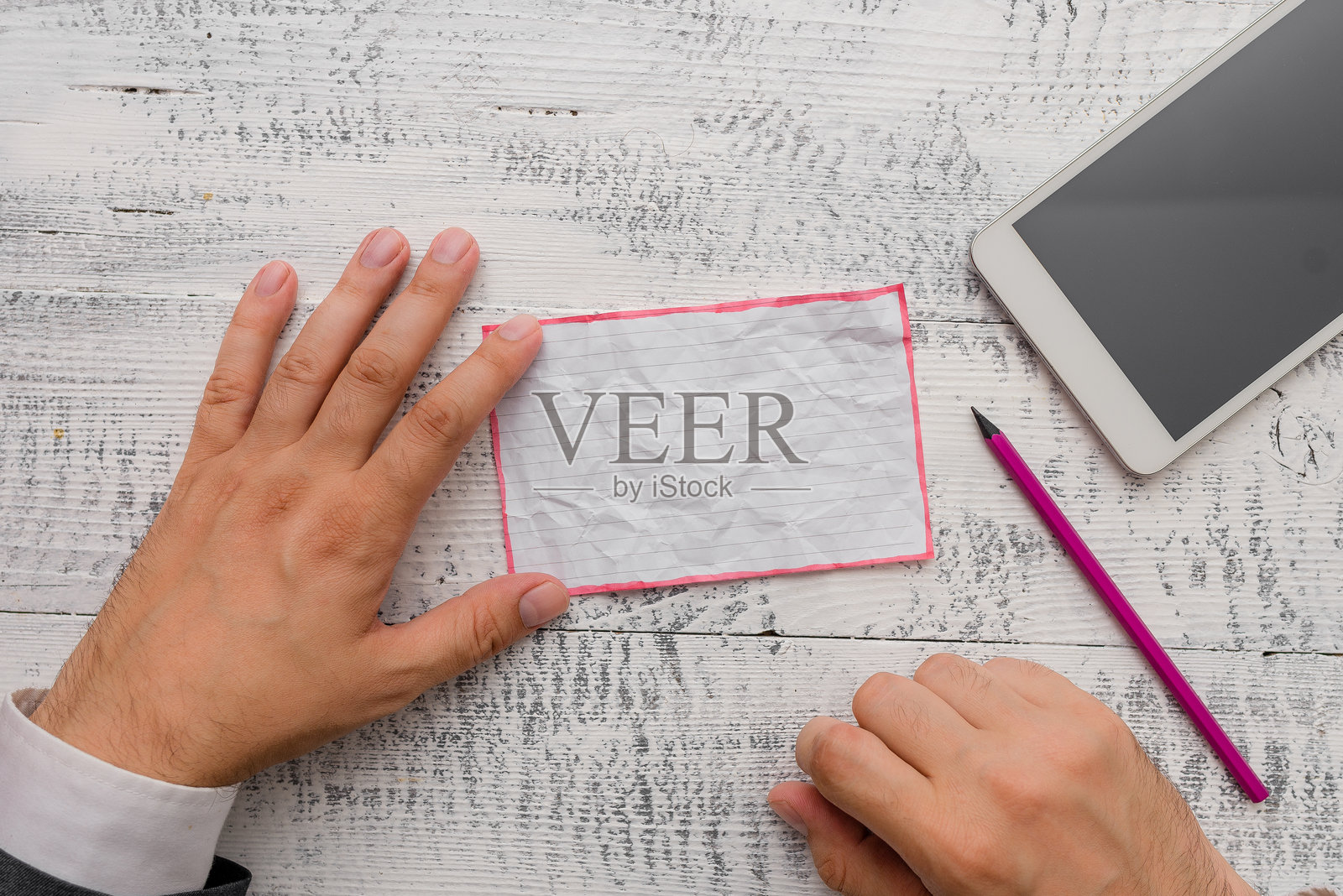 商人手握纸张放在桌子上照片摄影图片