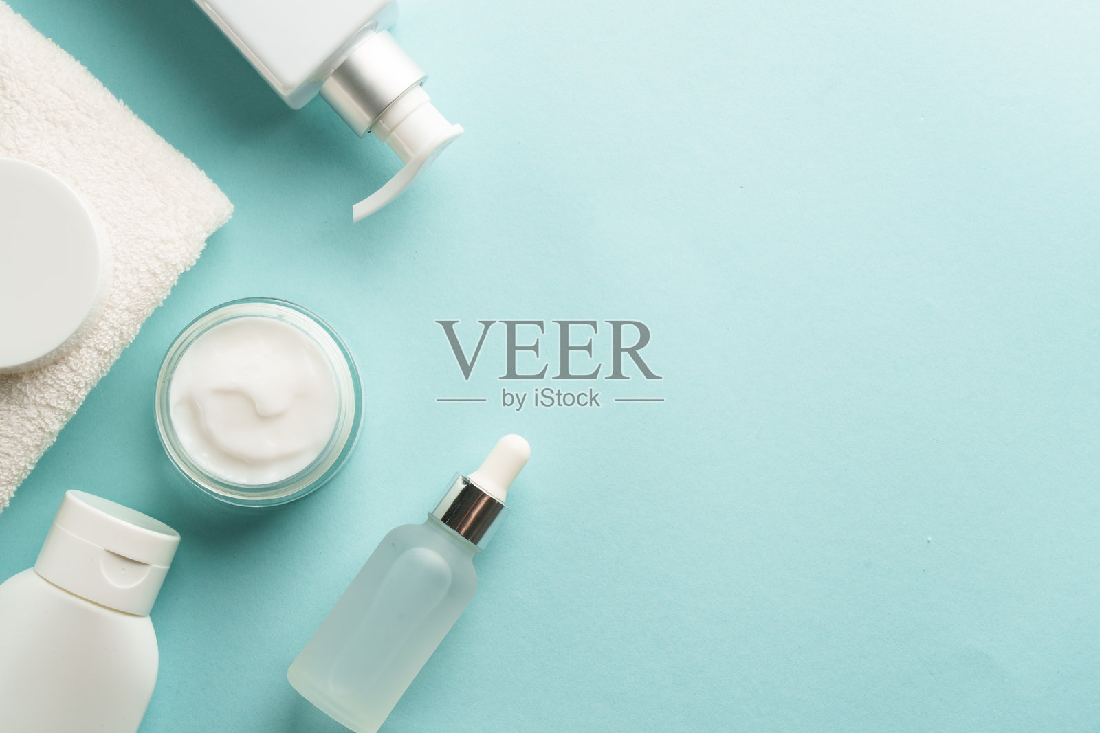 蓝色背景上的天然化妆品。照片摄影图片