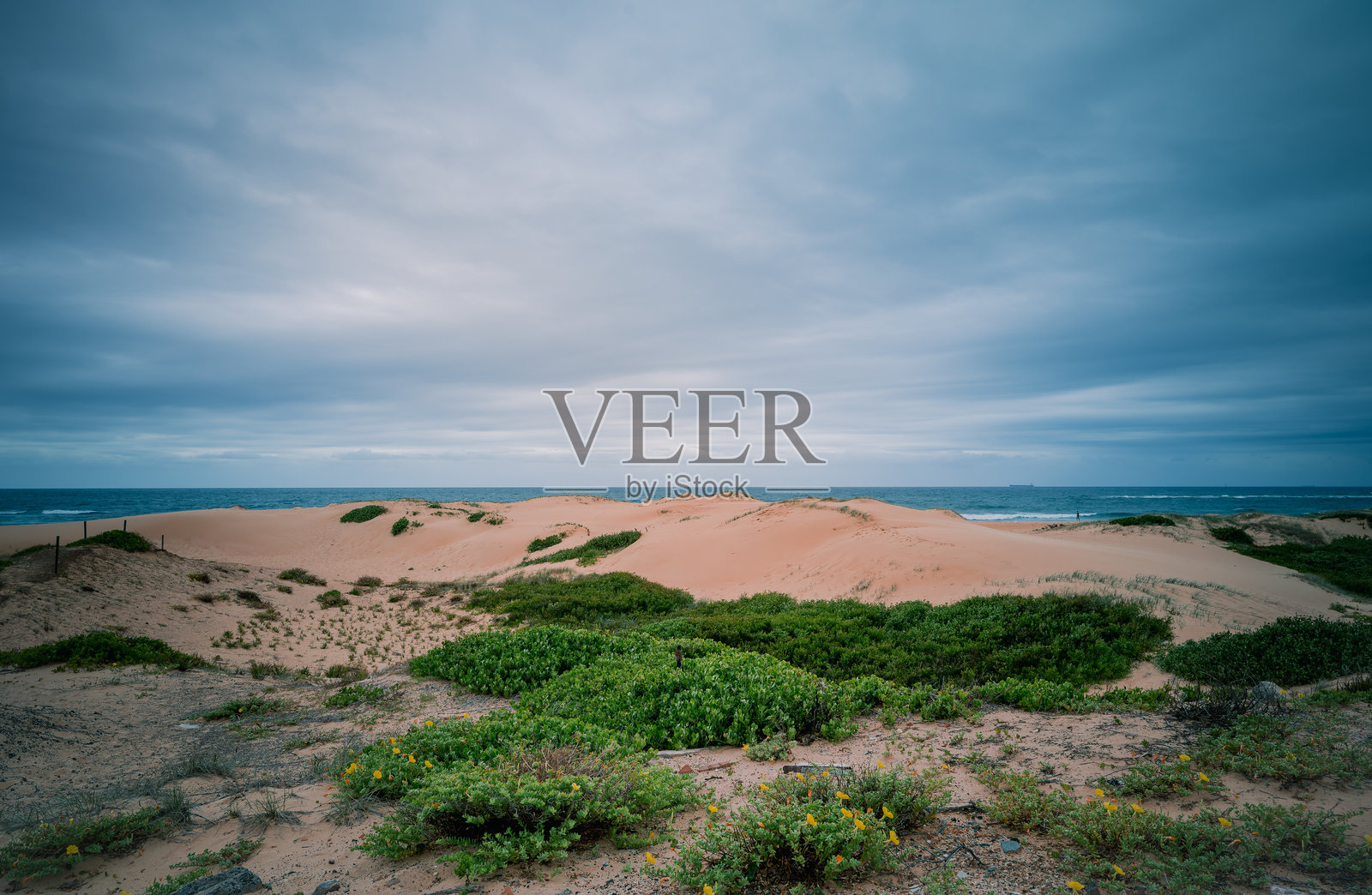 诺比灯塔是一个活跃的灯塔，建于1854年，位于纽卡斯尔的诺比头，旨在引导船只进入亨特河。照片摄影图片