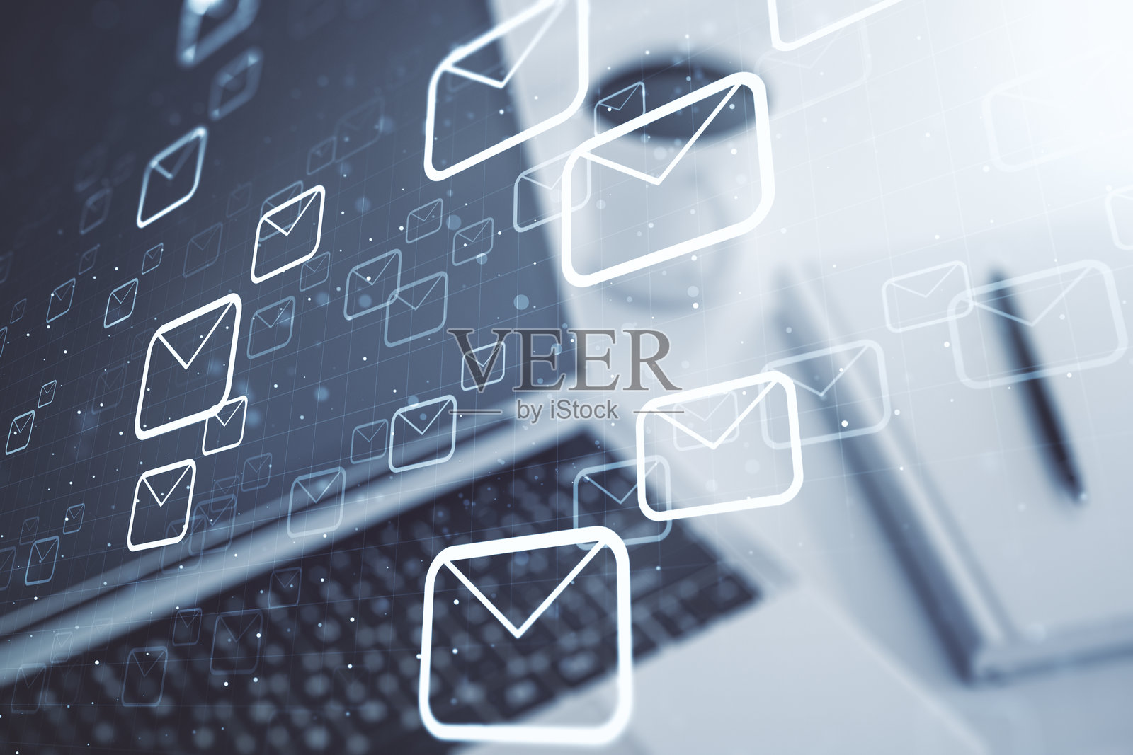 现代笔记本电脑背景上的邮政信封插图创意概念。电子邮件和通讯概念。多重曝光。照片摄影图片