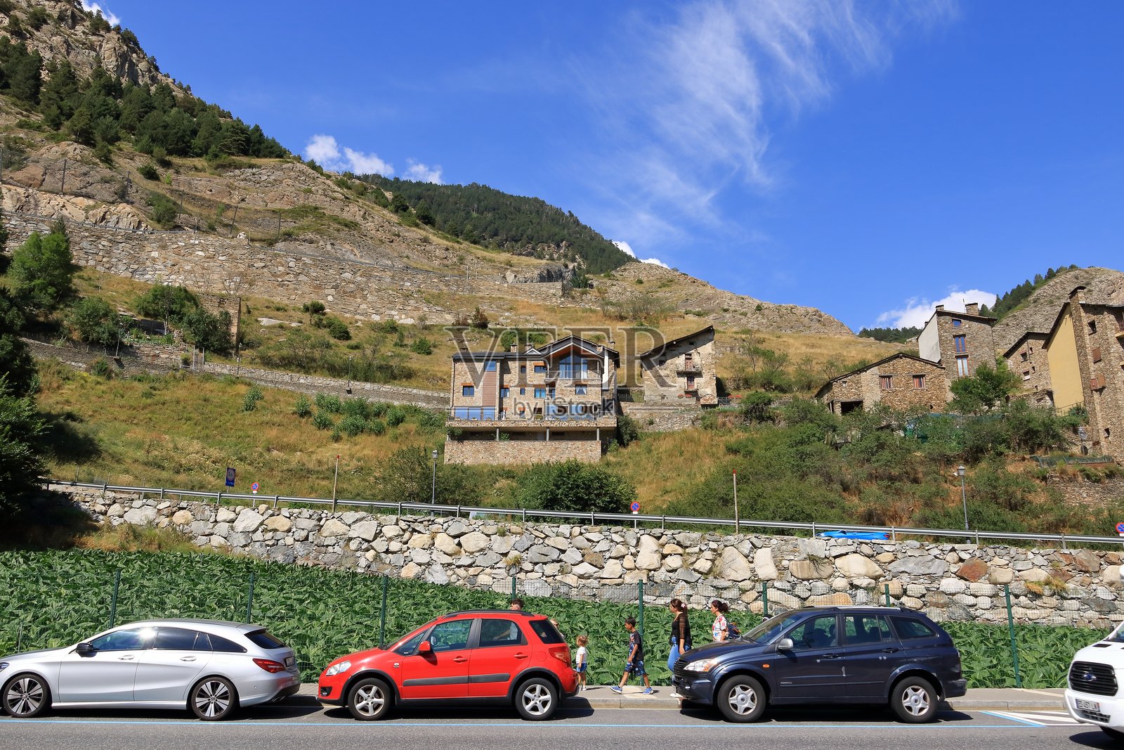 安道尔卡尼略：村庄的主要街道，车流和游客穿梭其间照片摄影图片