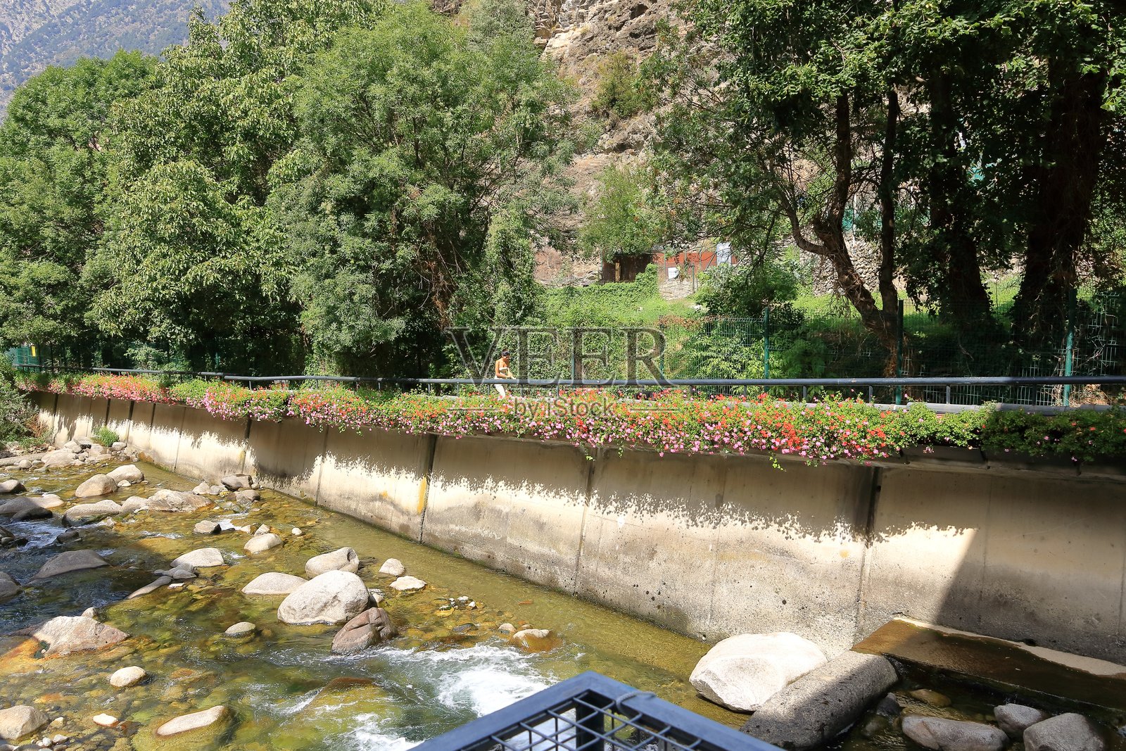 瓦利拉河流经安道尔的莱斯埃斯卡尔德斯-恩戈尔达尼市照片摄影图片