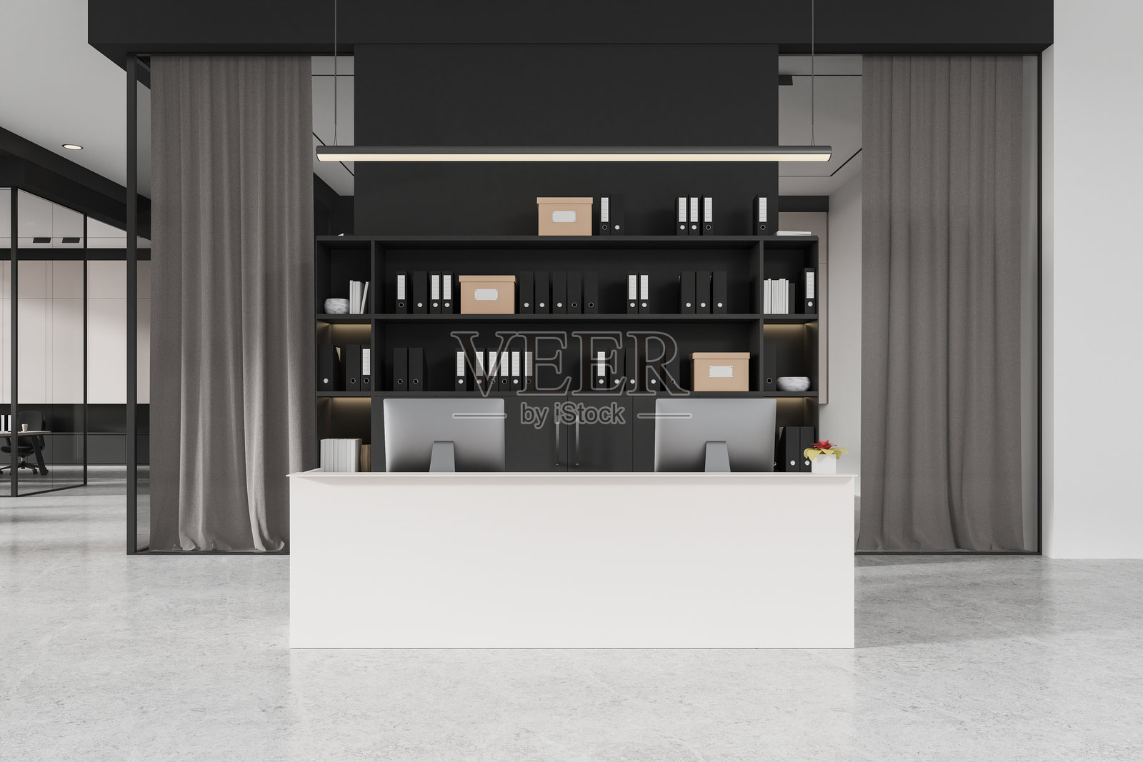 灰色接待室内部，带有桌子，办公室入口处有书架照片摄影图片