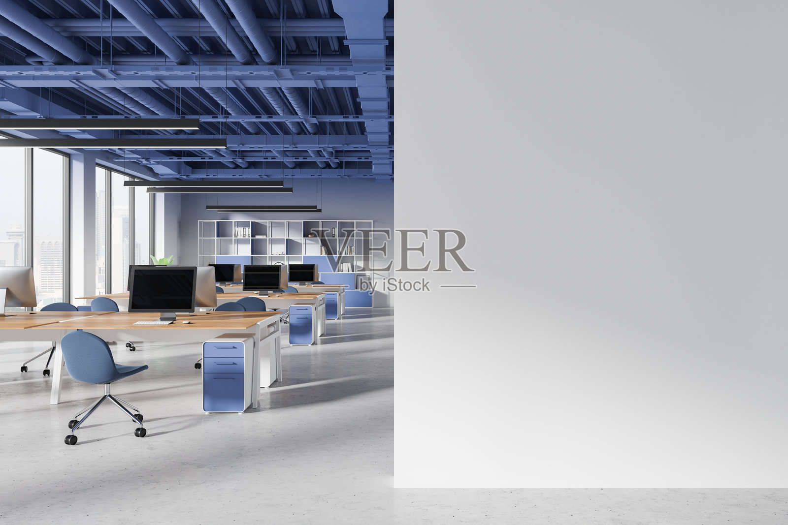 现代办公室中空白墙面展示，左侧有工作站。3D渲染图。照片摄影图片