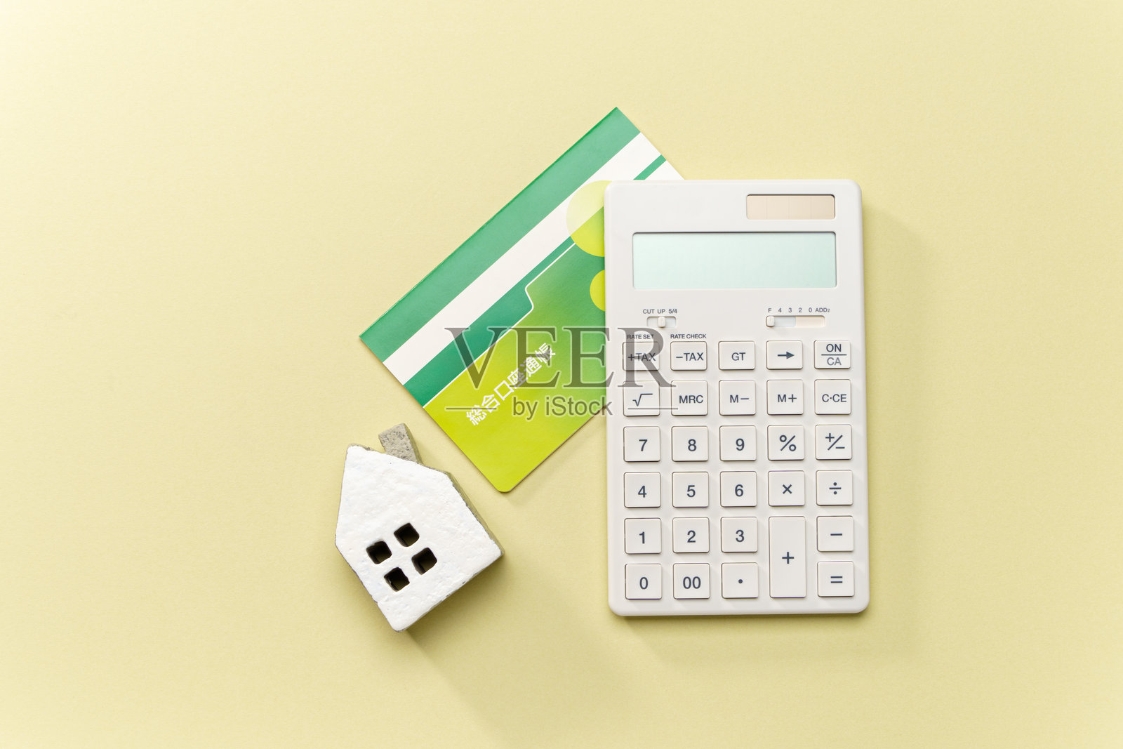 彩色背景上的计算器和日本银行存折照片摄影图片