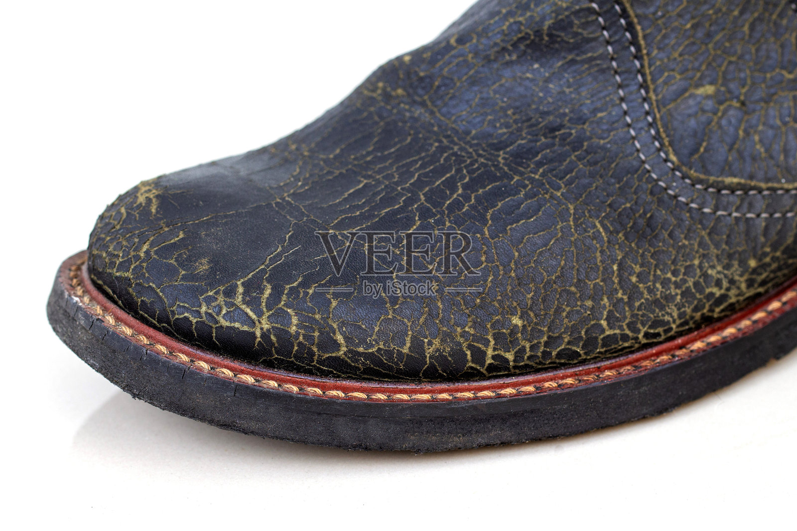 男士皮鞋表面的裂纹照片摄影图片