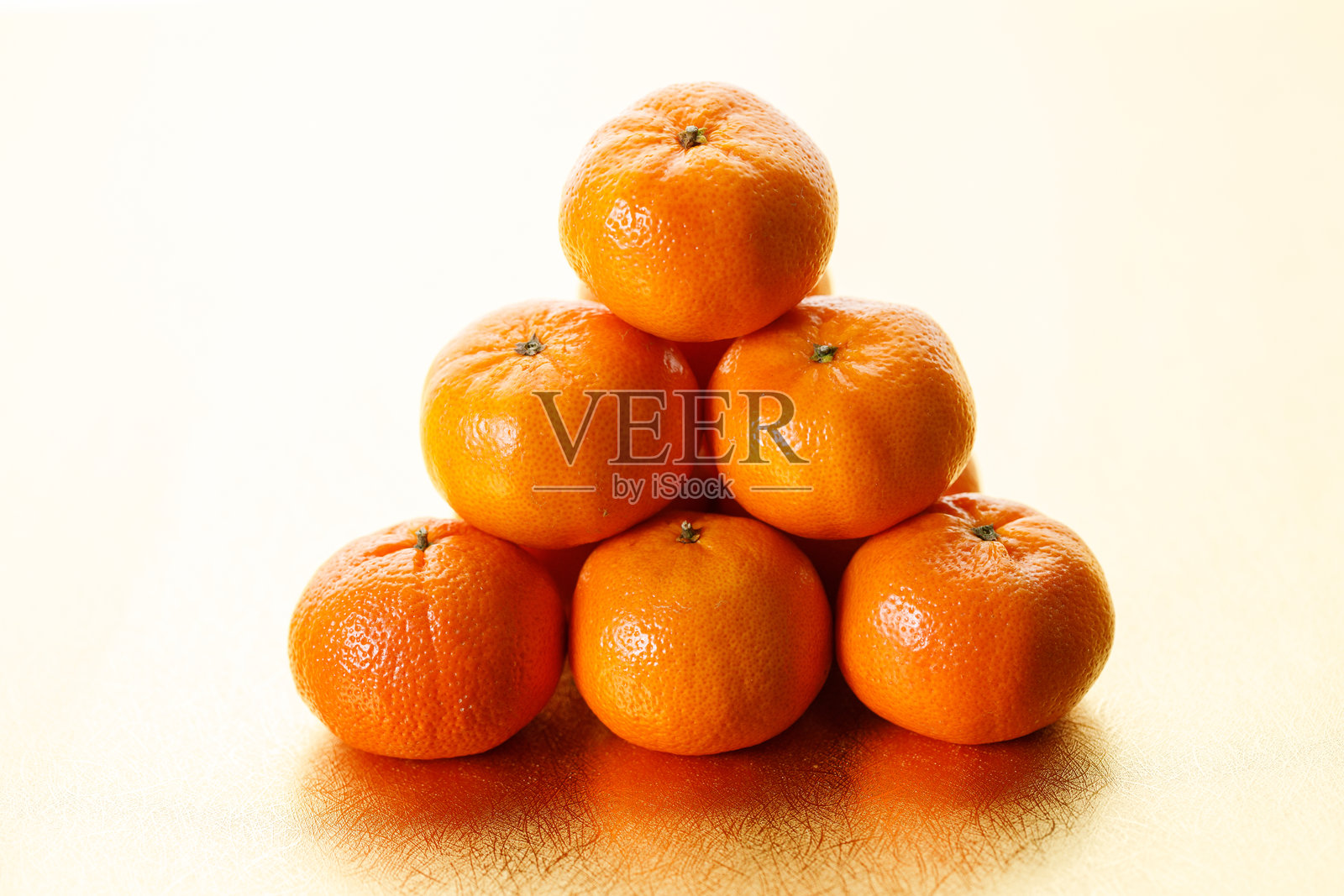 金色背景上的橘子，庆祝农历新年照片摄影图片