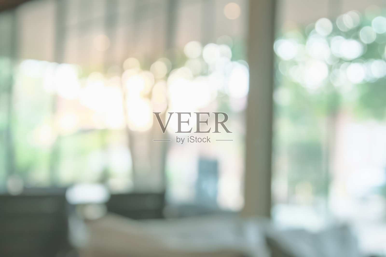 模糊的咖啡店或咖啡馆内部作为背景。模糊的餐厅内部横幅。医院和诊所模糊的散景效果。模糊的窗户，绿色的花园户外和明亮的客厅景观。照片摄影图片