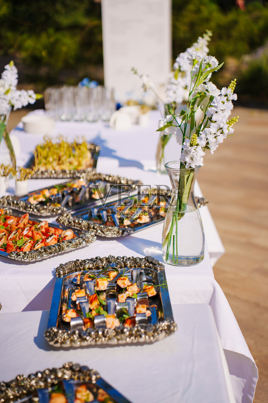 节日餐桌上的开胃小点心。照片摄影图片