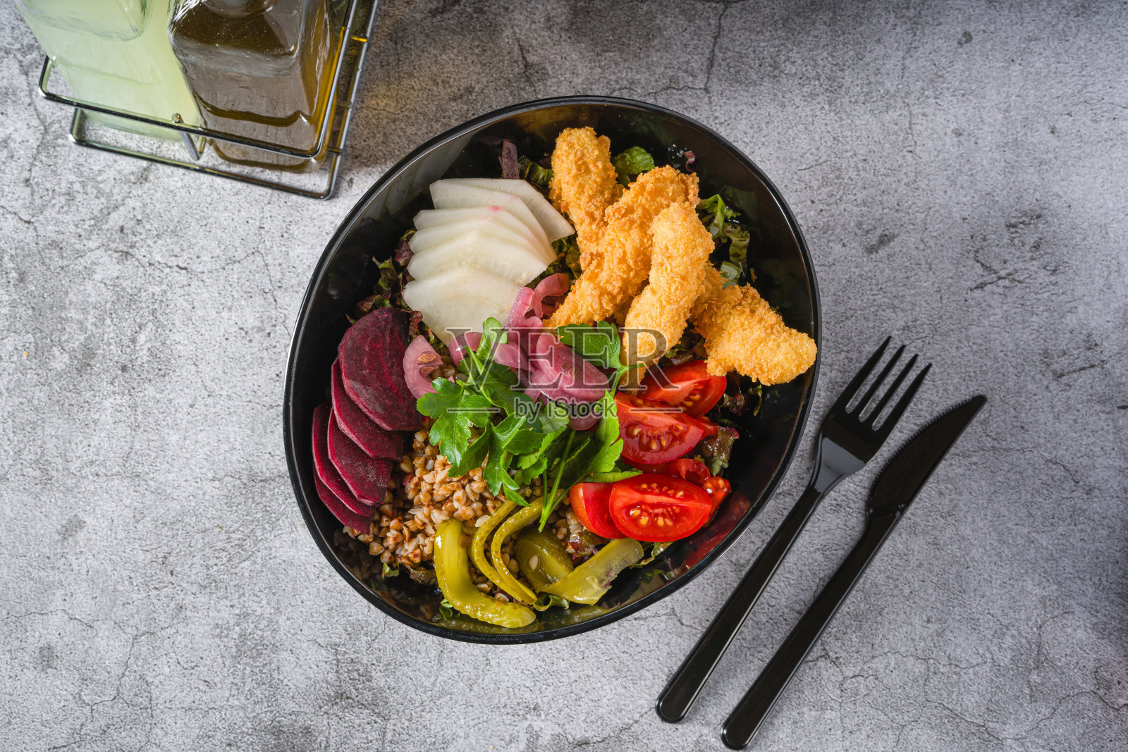 荞麦沙拉配刺山柑、天妇罗虾和腌菜。健康饮食理念照片摄影图片