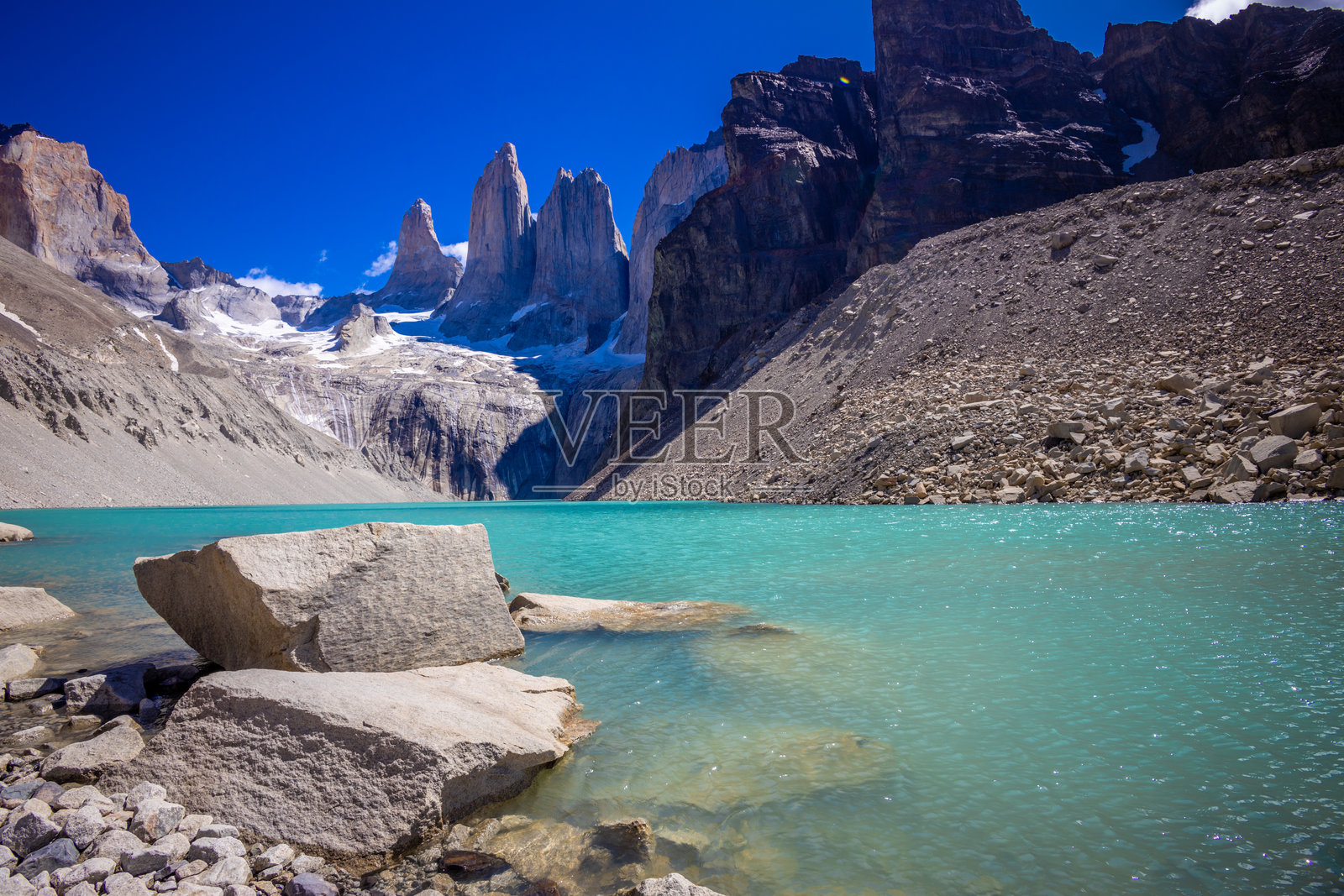 智利巴塔哥尼亚的托雷斯德尔潘恩国家公园。山峰洛斯库尔诺斯和潘恩格兰德照片摄影图片