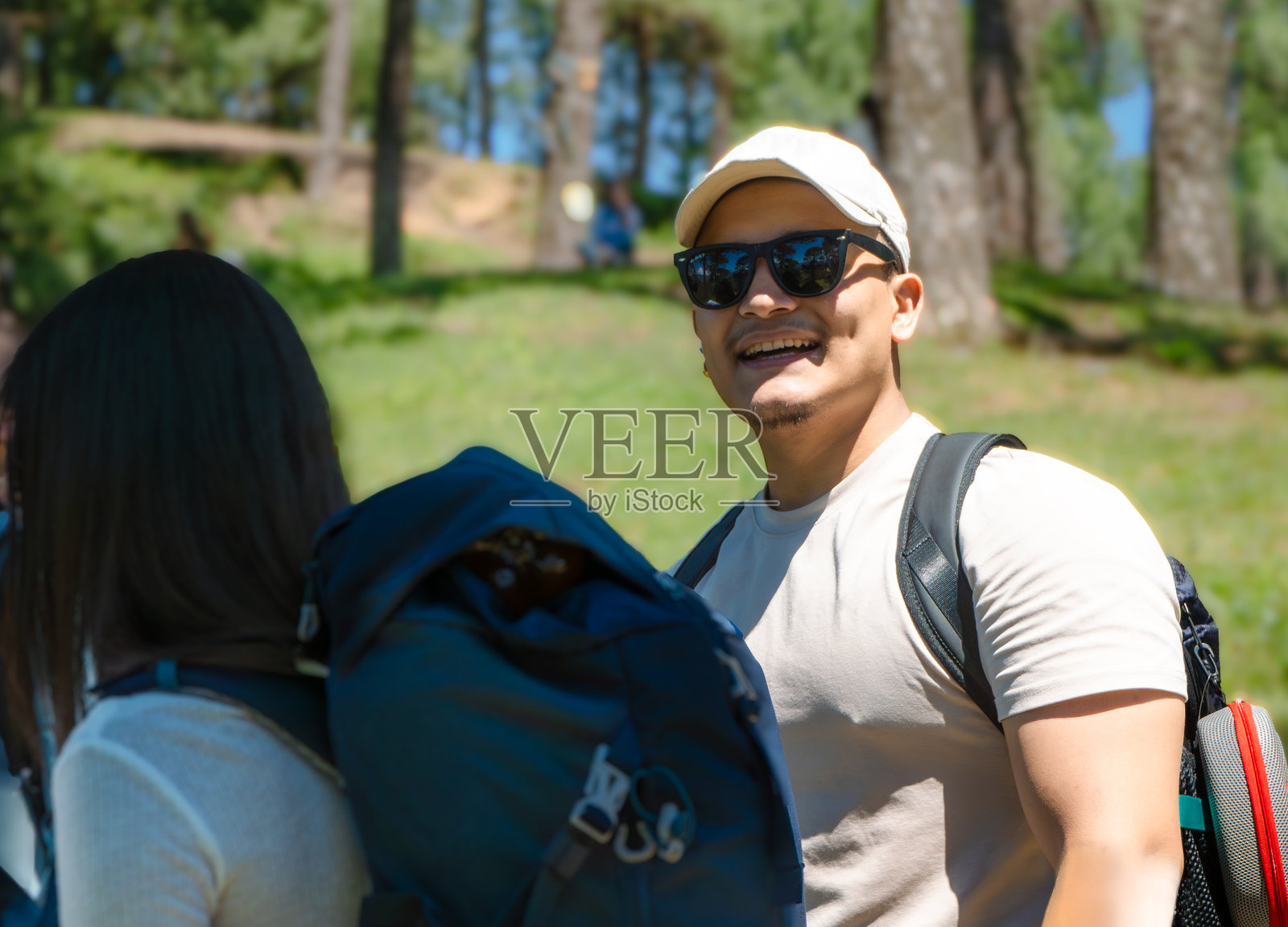 年轻快乐的情侣在自然森林中徒步旅行，欣赏国家公园的美景。照片摄影图片