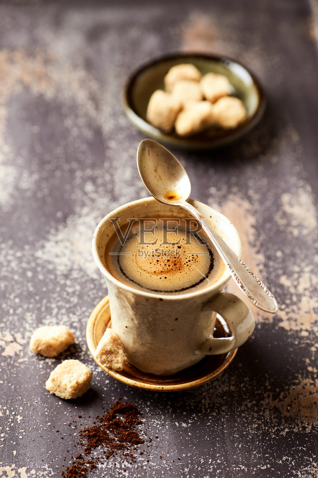 咖啡杯放在质朴的木质背景上。留白空间。照片摄影图片