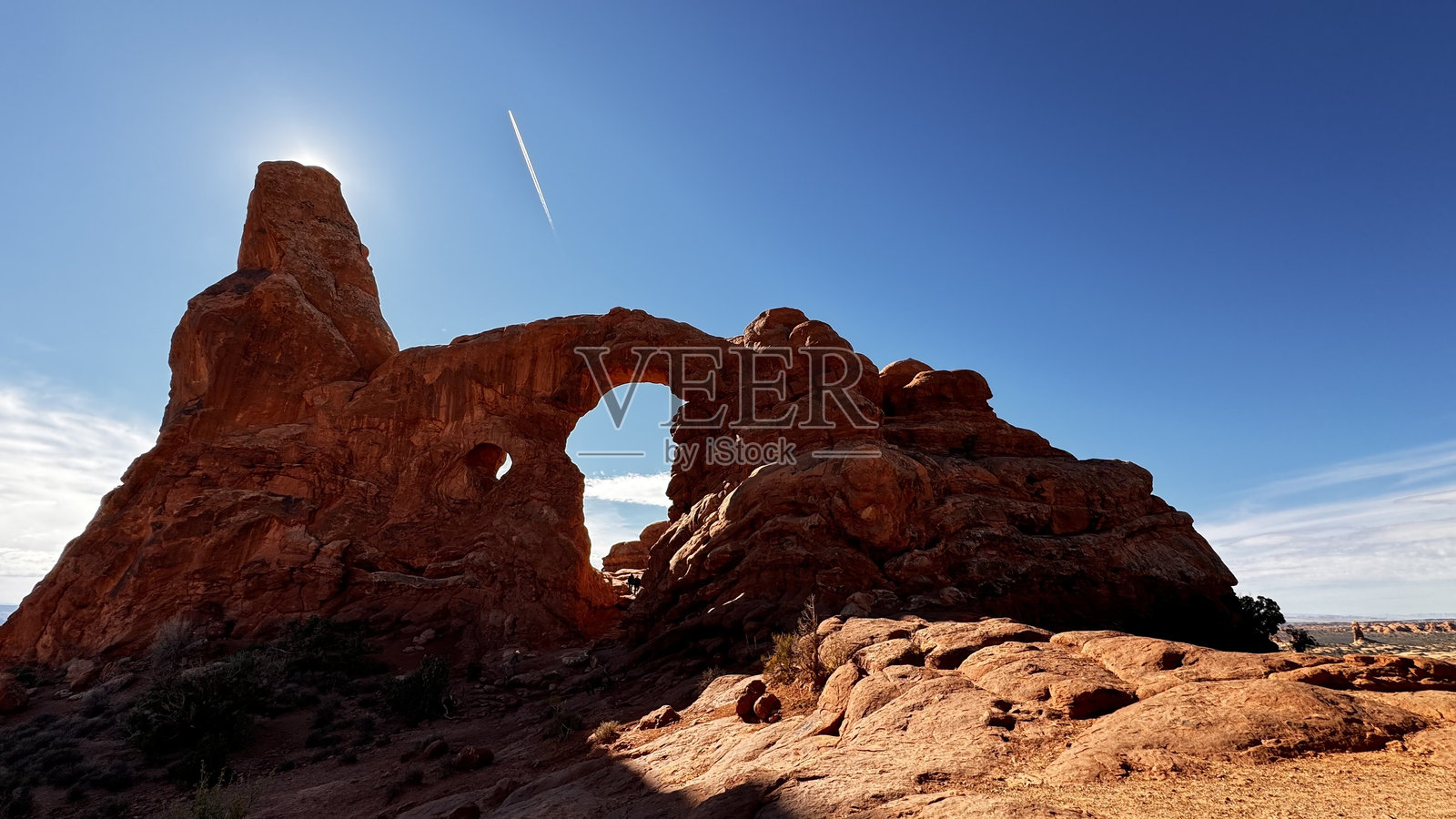 炮塔拱门，日落与岩石相遇照片摄影图片