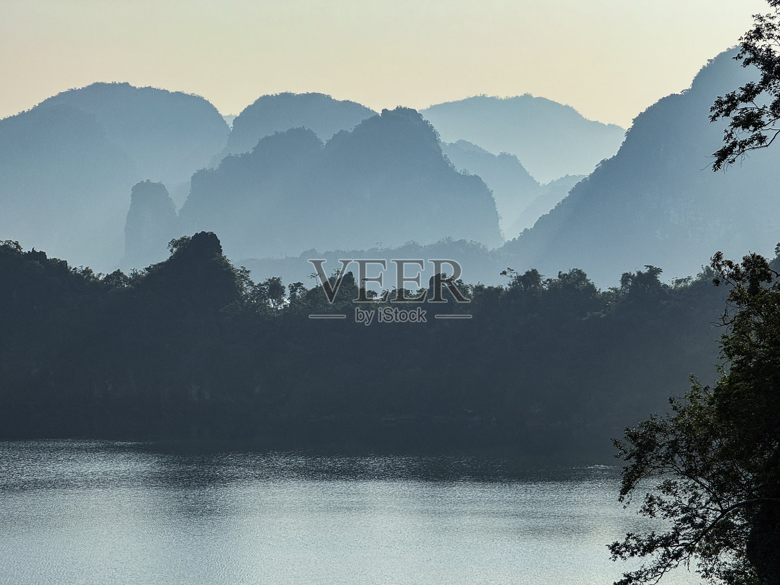越南下龙湾美丽的风景视图照片摄影图片