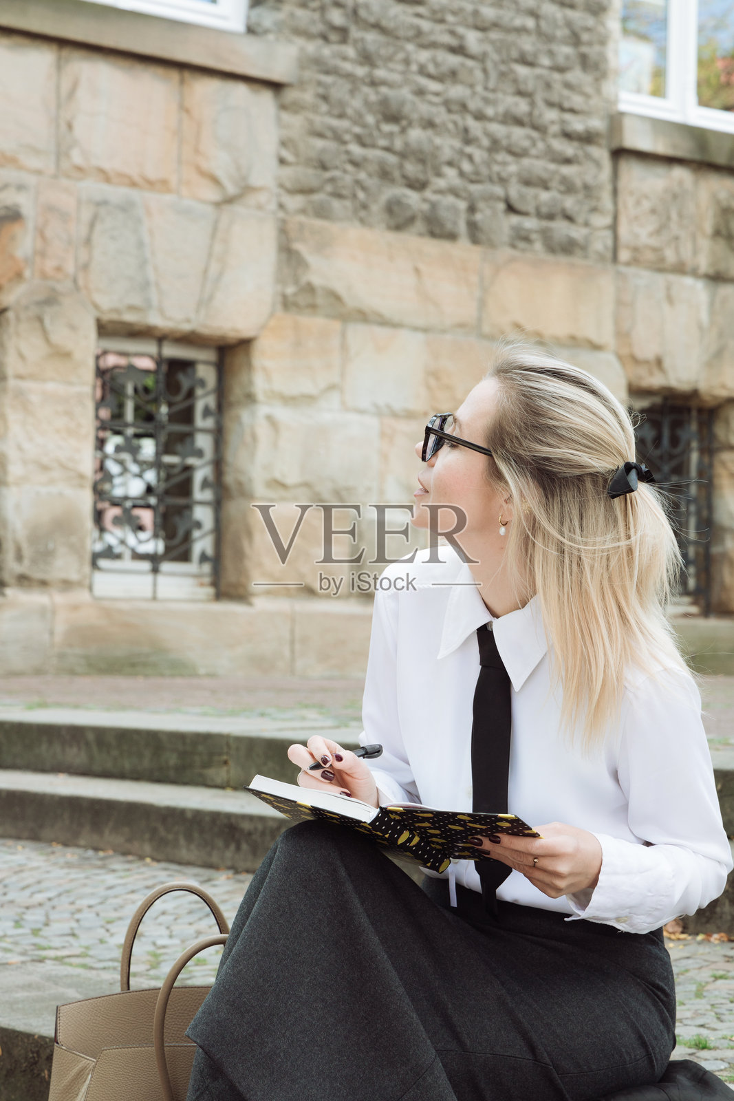 女人在笔记本上写下她的想法照片摄影图片