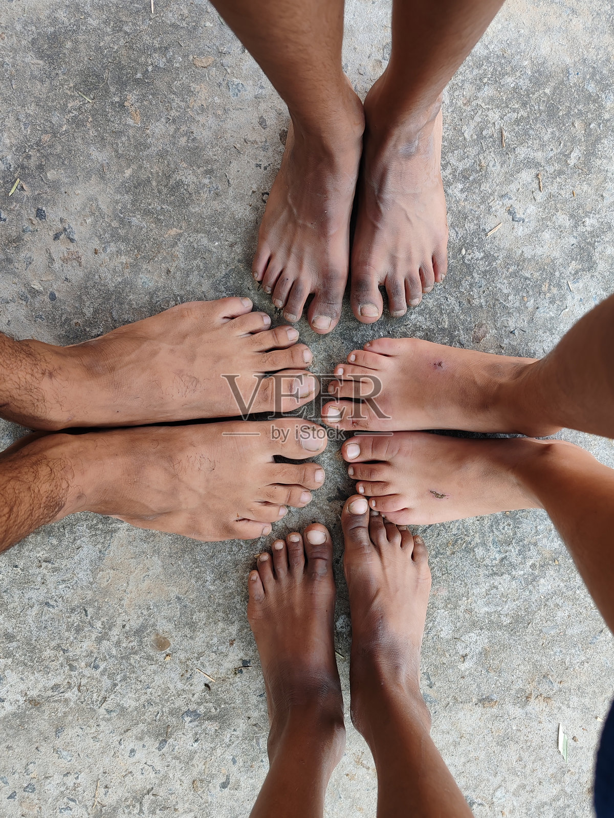 不同颜色的孩子们的脚围成一个圈照片摄影图片