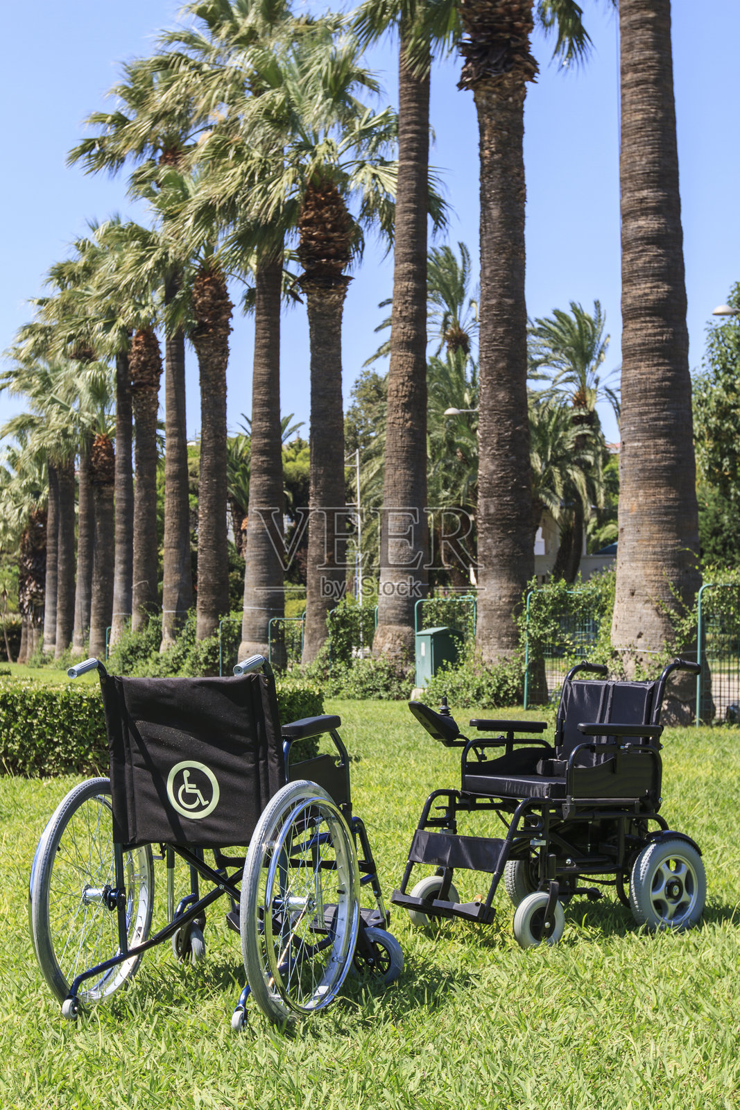 空的轮椅放在绿色草地上照片摄影图片