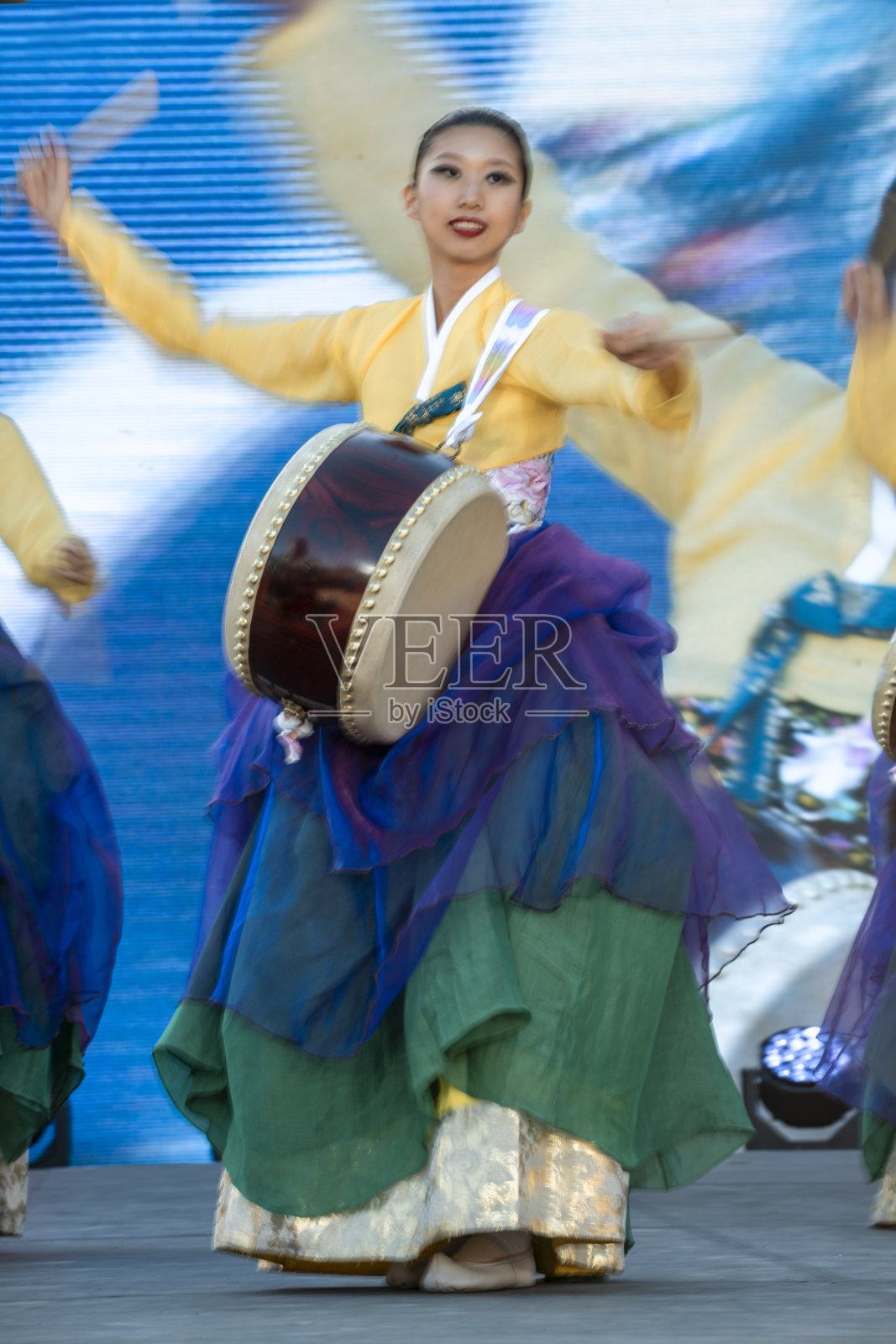 韩国舞者表演韩国民间舞蹈照片摄影图片