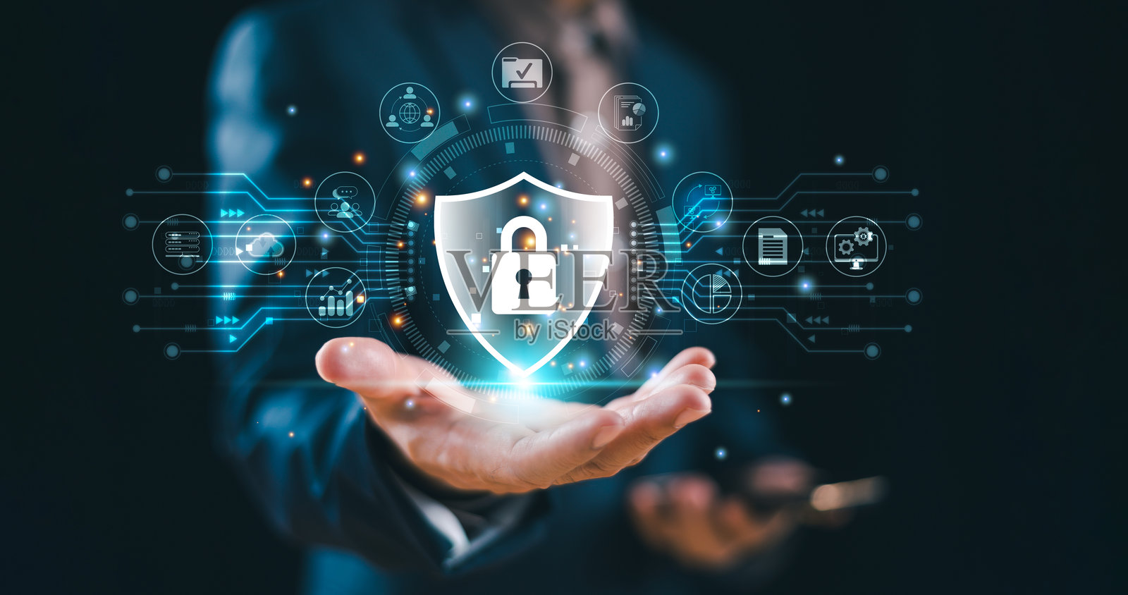 密码锁网络安全系统，互联网保护黑客攻击。网络安全保护技术概念。隐私安全在线网络。数据欺诈犯罪解决方案，数字信息保护盾。照片摄影图片