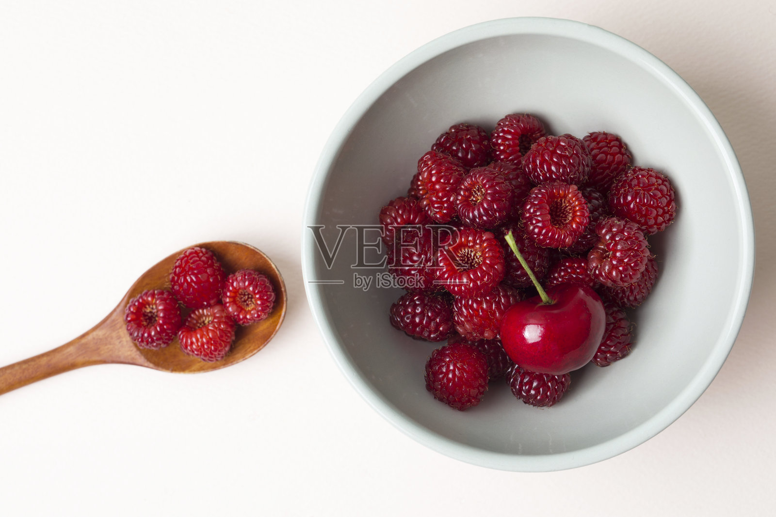 白碗中的覆盆子和樱桃照片摄影图片