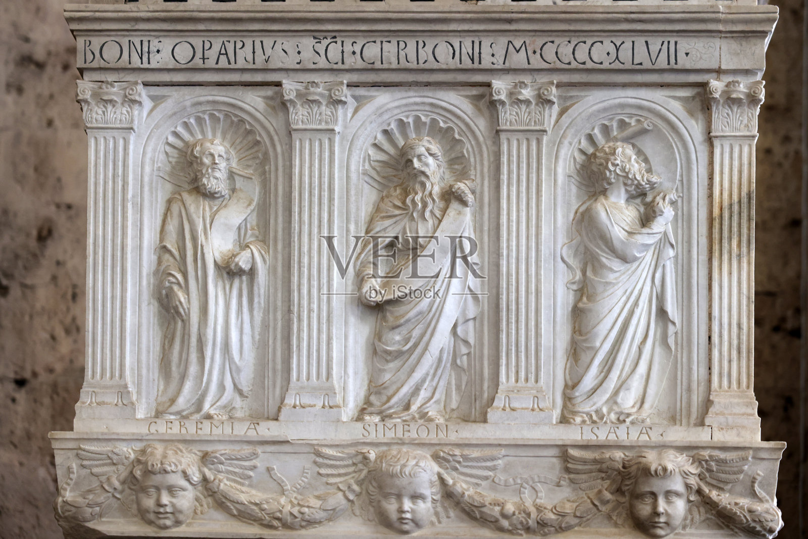 意大利马萨马里蒂马圣塞尔博纽斯大教堂的宏伟洗礼盆。照片摄影图片