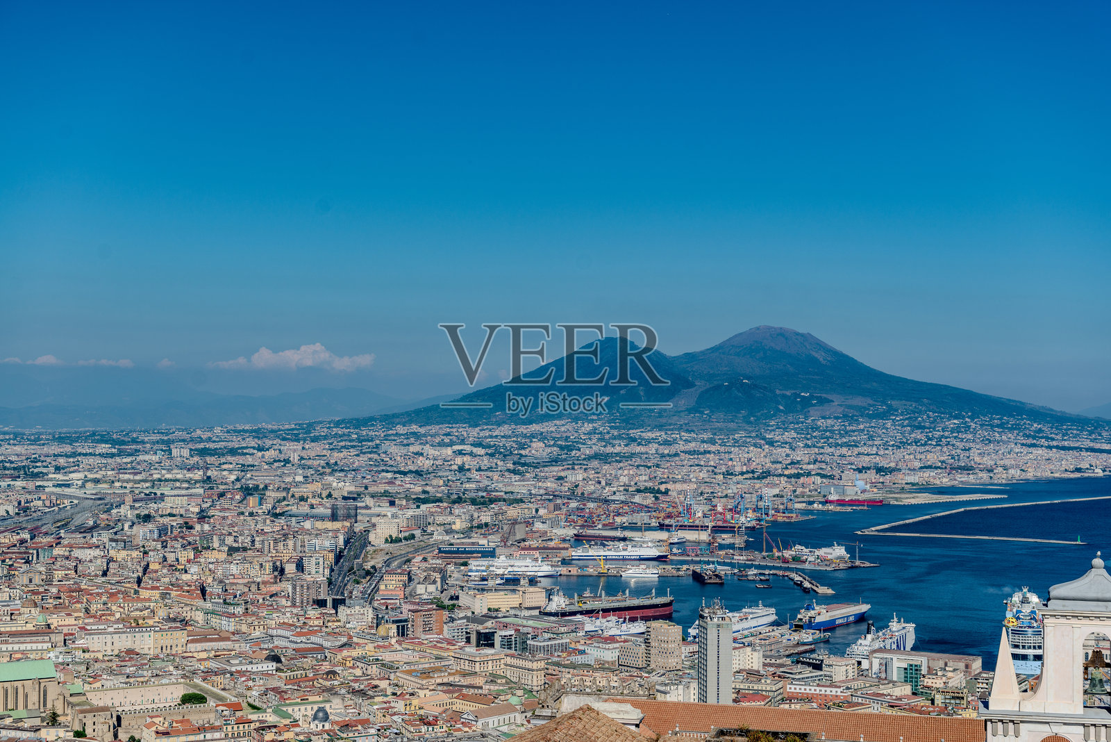 俯瞰老城区、那不勒斯湾和维苏威火山的景色照片摄影图片