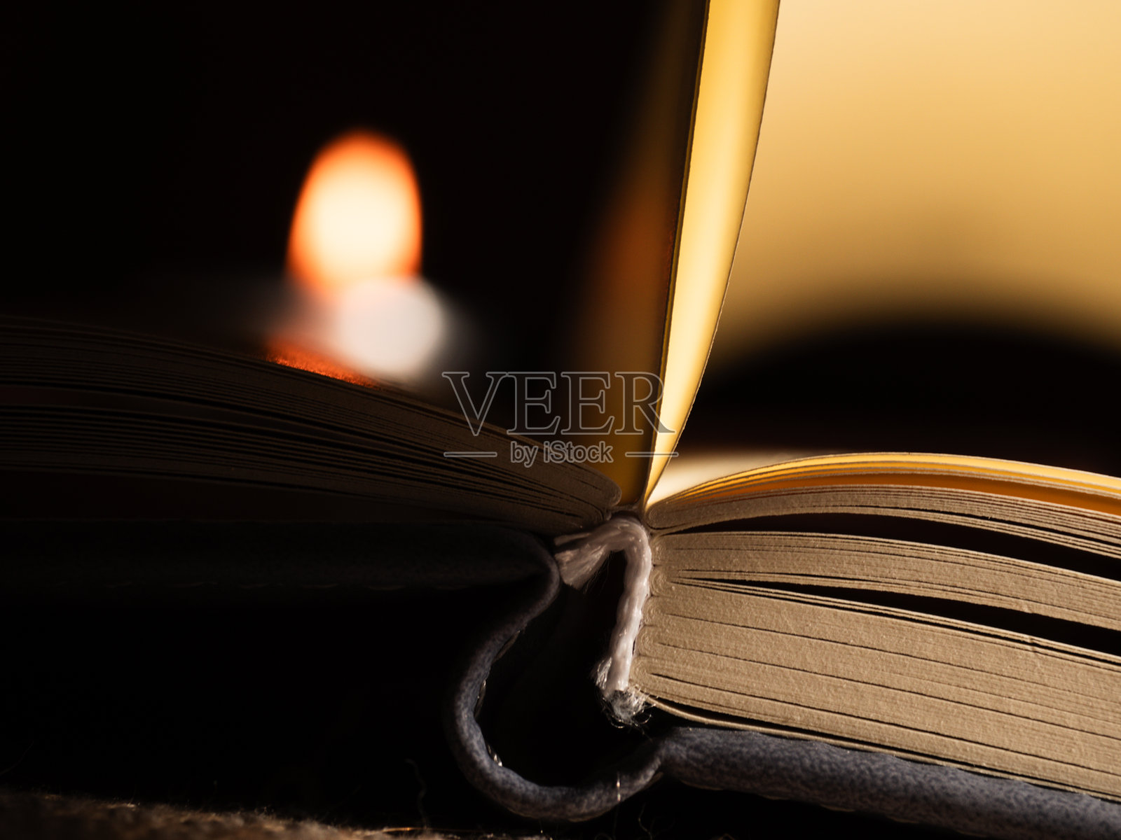 打开的书与烛光散景背景照片摄影图片