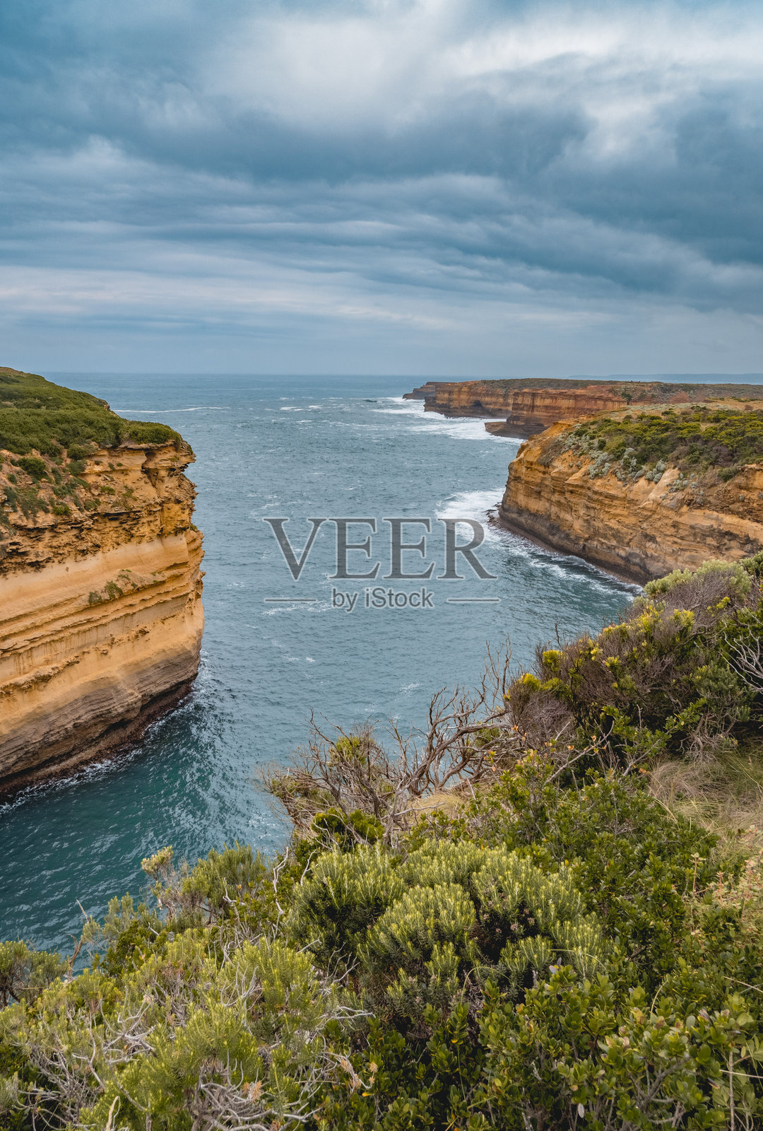 维多利亚州大洋路沿线的阴云密布的海洋景观照片摄影图片