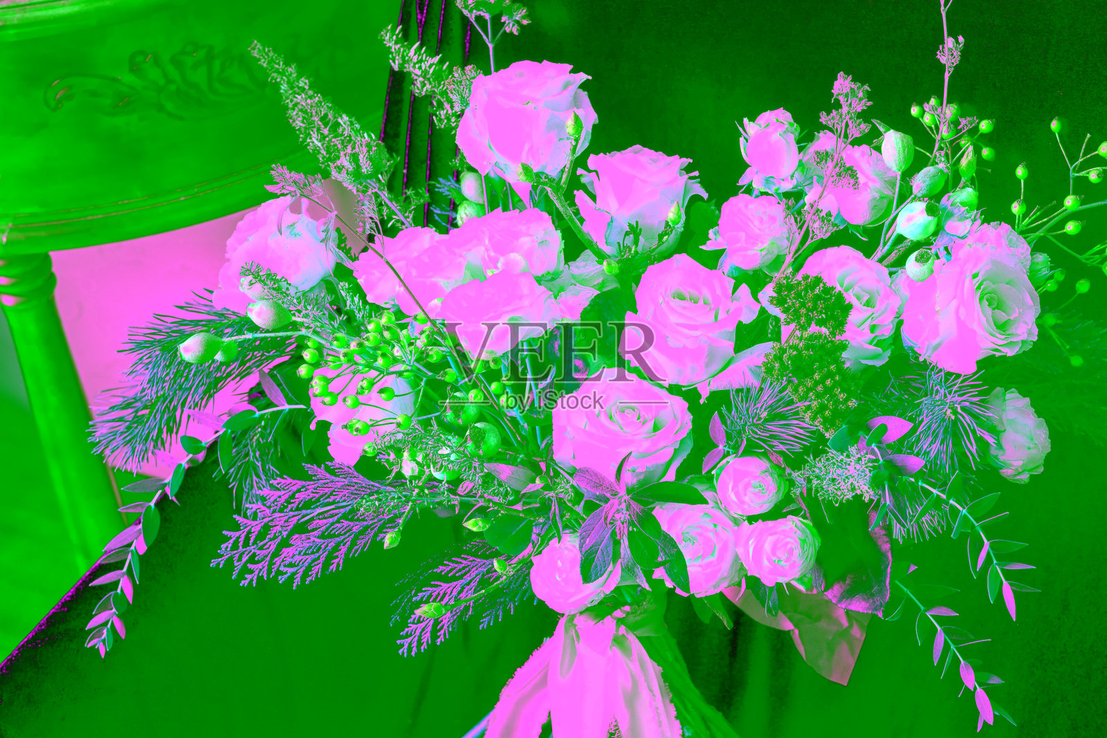 冬季婚礼新娘花束，由玫瑰和常青植物组成照片摄影图片