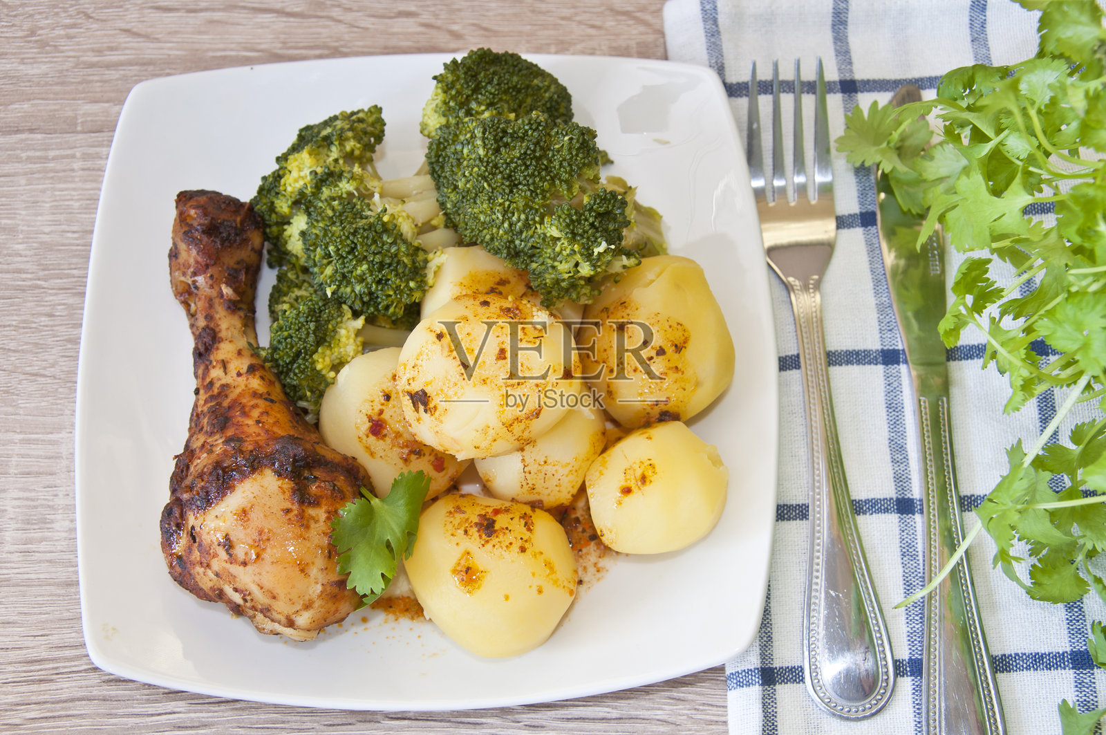 烤鸡配土豆和西兰花照片摄影图片