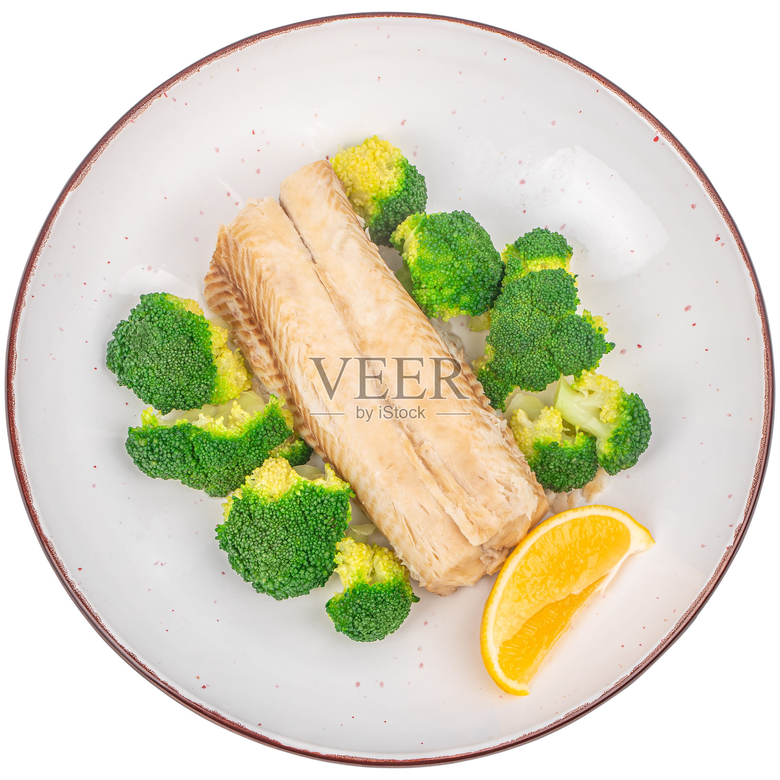 白色鱼肉配绿色西兰花，鱼与蔬菜在白色背景上分离。清洁饮食概念照片摄影图片