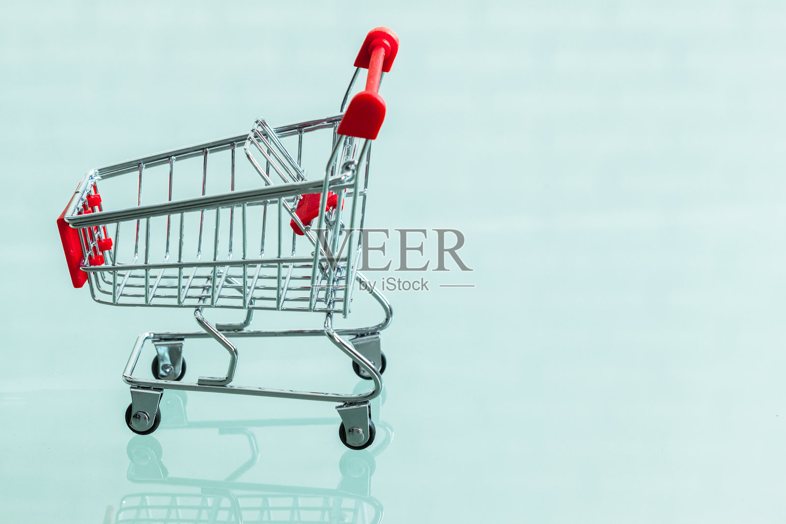 空的超市购物车照片摄影图片