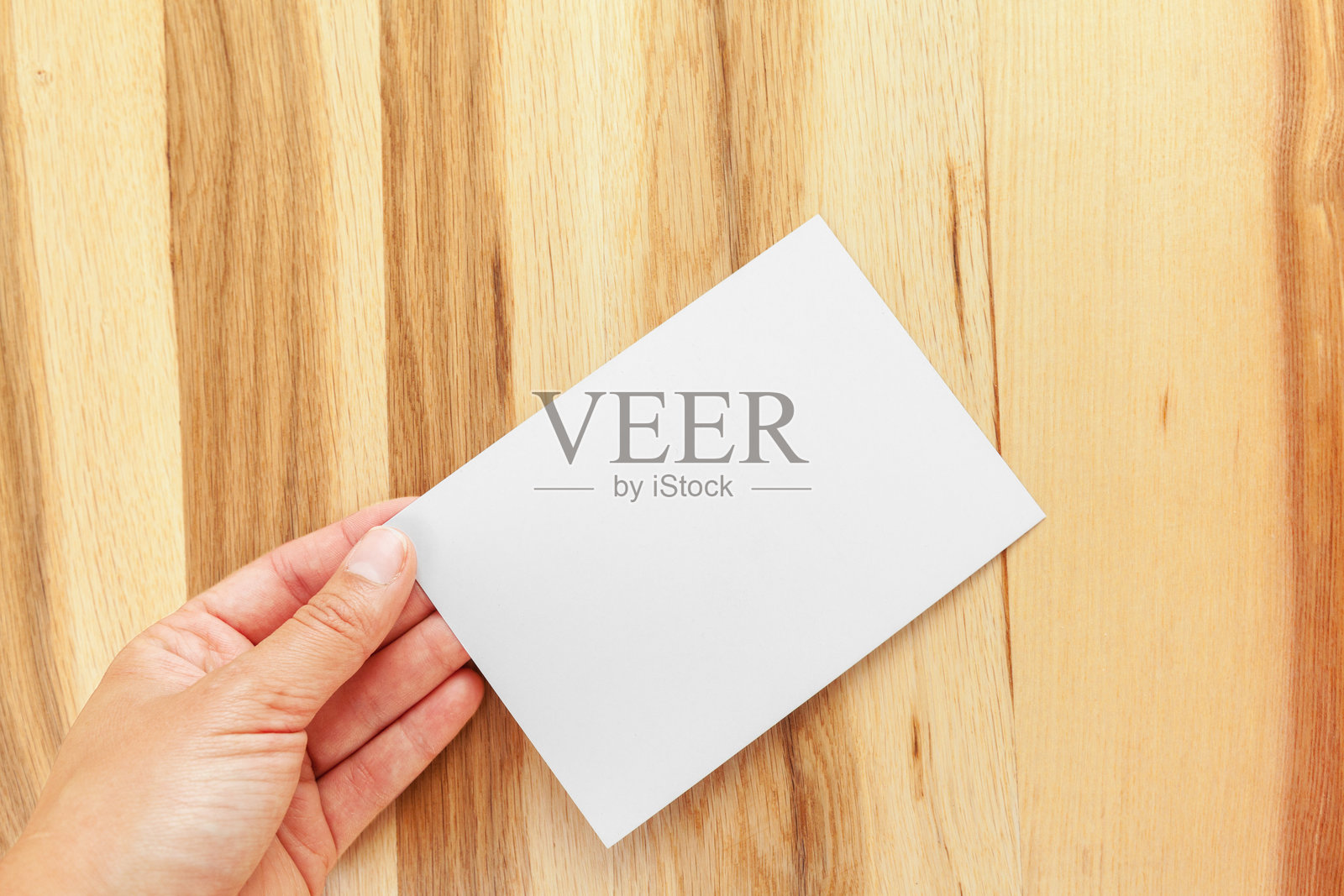 木桌上的空白纸张照片摄影图片