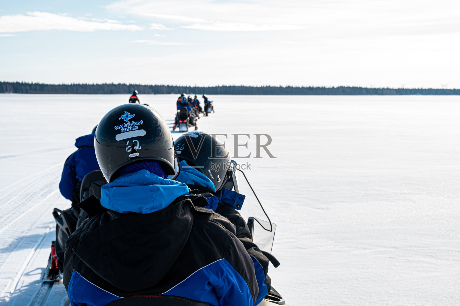 冰湖上的雪地摩托骑手照片摄影图片