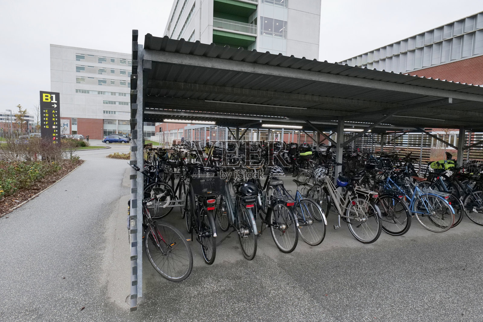 奥胡斯大学医院的有顶自行车停车区照片摄影图片