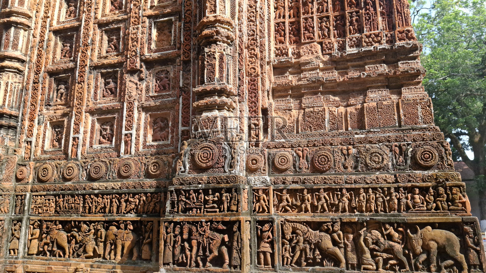 孟加拉国Kantajew寺庙上描绘印度神话故事的古风陶土艺术。Kantanagar寺庙通常被称为Kantaji寺庙，位于孟加拉国迪纳杰布尔，是一座晚期中世纪的印度教寺庙。照片摄影图片