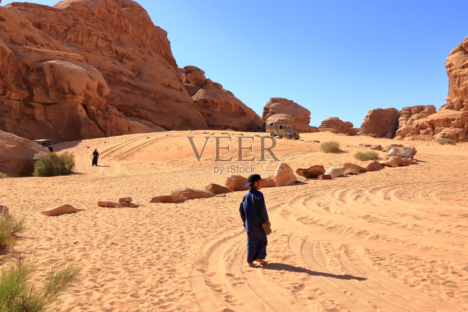 在约旦的瓦迪拉姆沙漠徒步旅行照片摄影图片