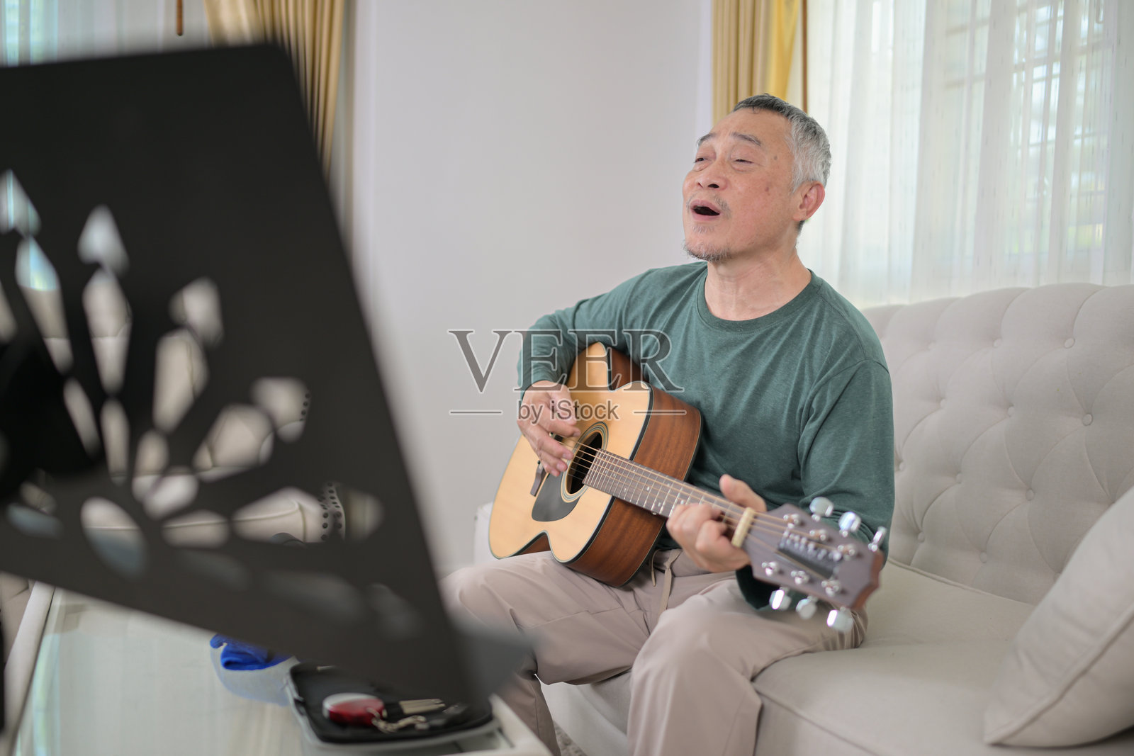 老年人在家里演奏音乐照片摄影图片