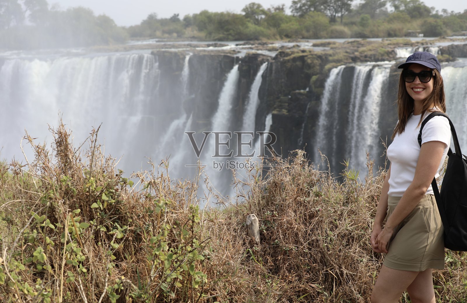 一名游客在津巴布韦维多利亚瀑布前照片摄影图片