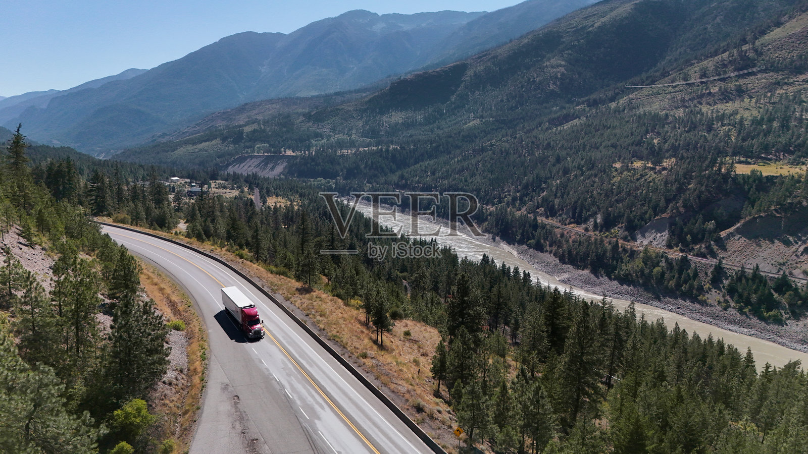 加拿大不列颠哥伦比亚省弗雷泽峡谷旁的1号公路照片摄影图片