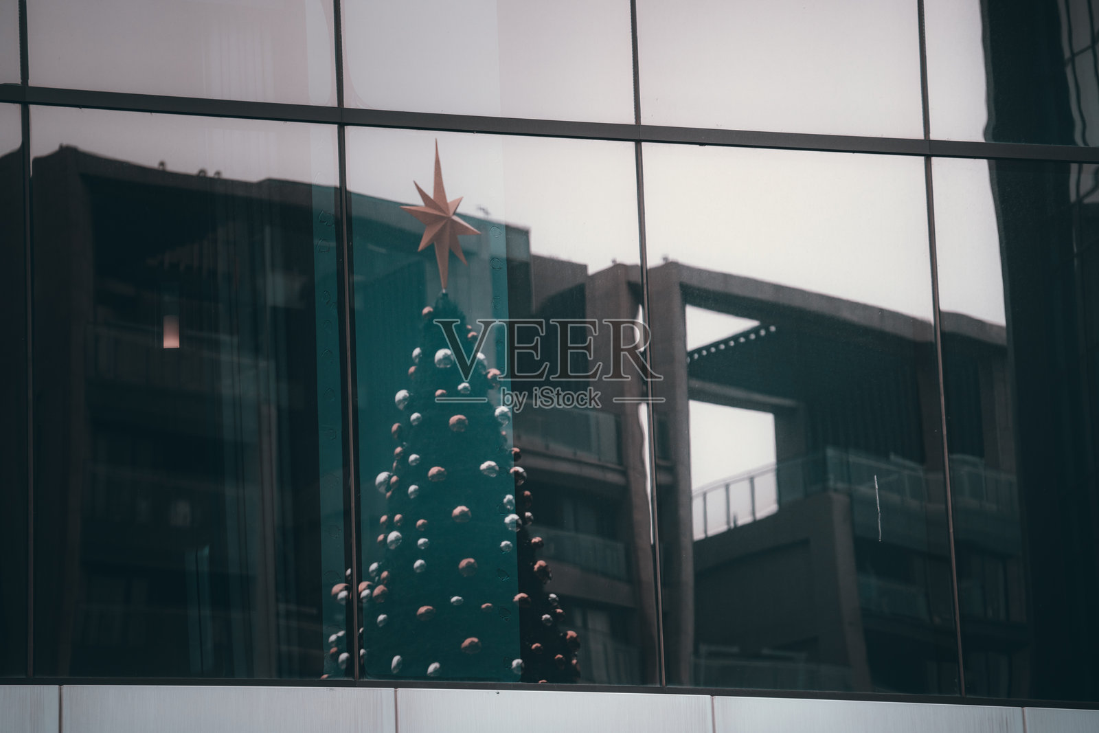 城市节日的倒影照片摄影图片