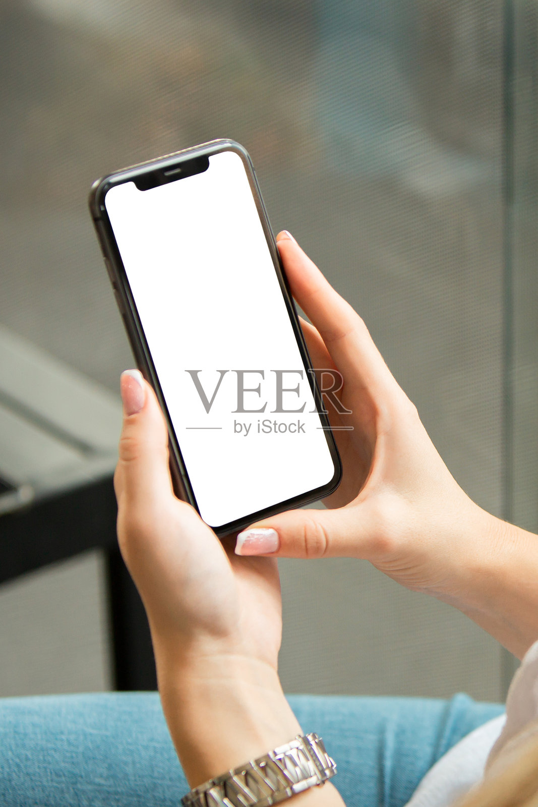 手握手机特写，白色屏幕 – 白色背景上的模板展示照片摄影图片