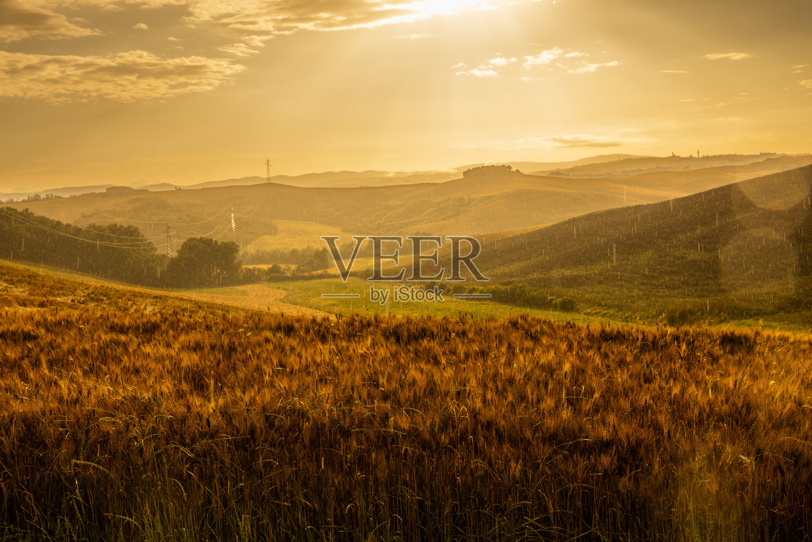 托斯卡纳农业景观中的多样天气照片摄影图片