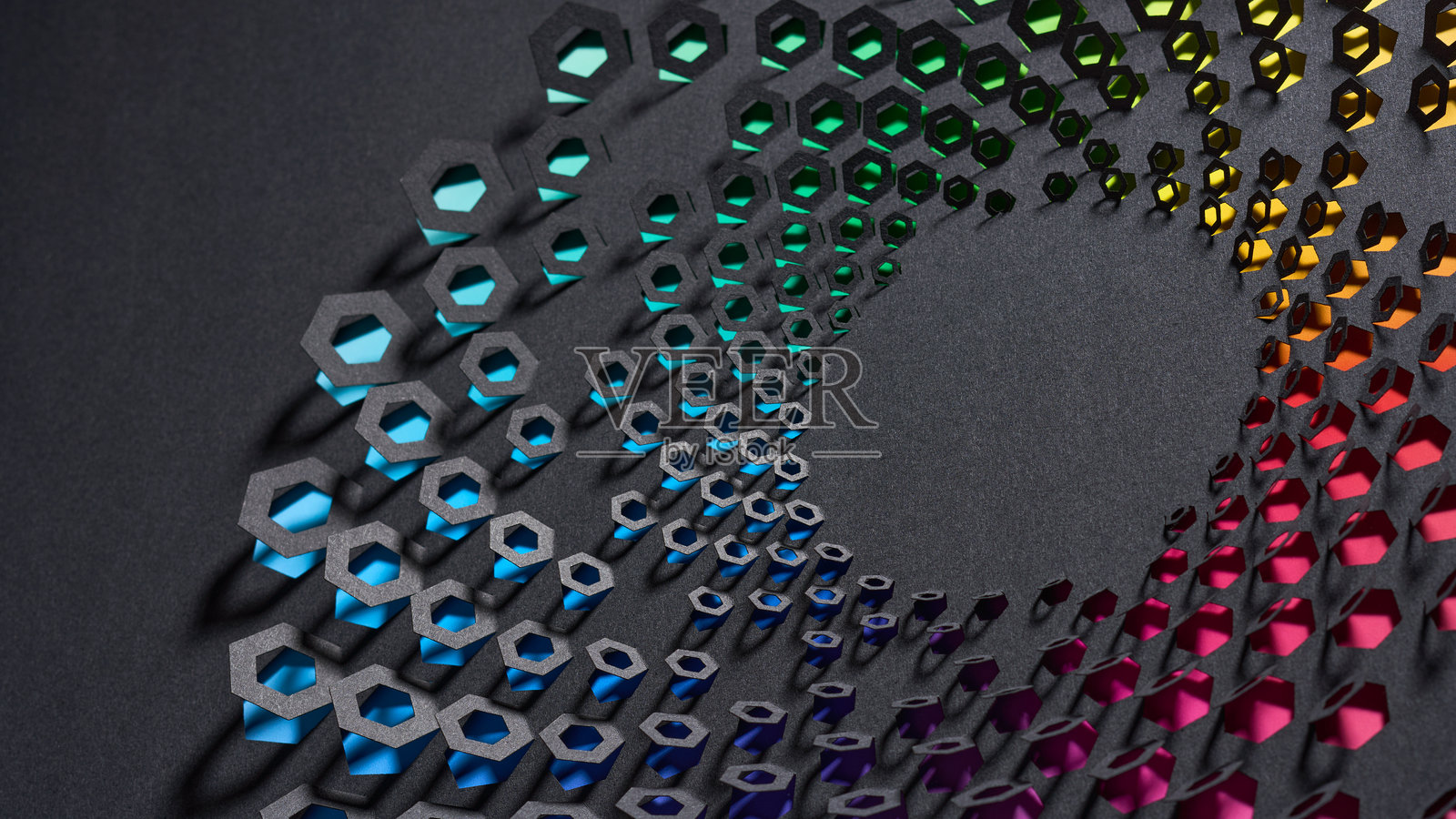 现代纸艺作品，抽象六边形螺旋，配有生动的彩虹渐变色彩，背景为深色纹理。照片摄影图片