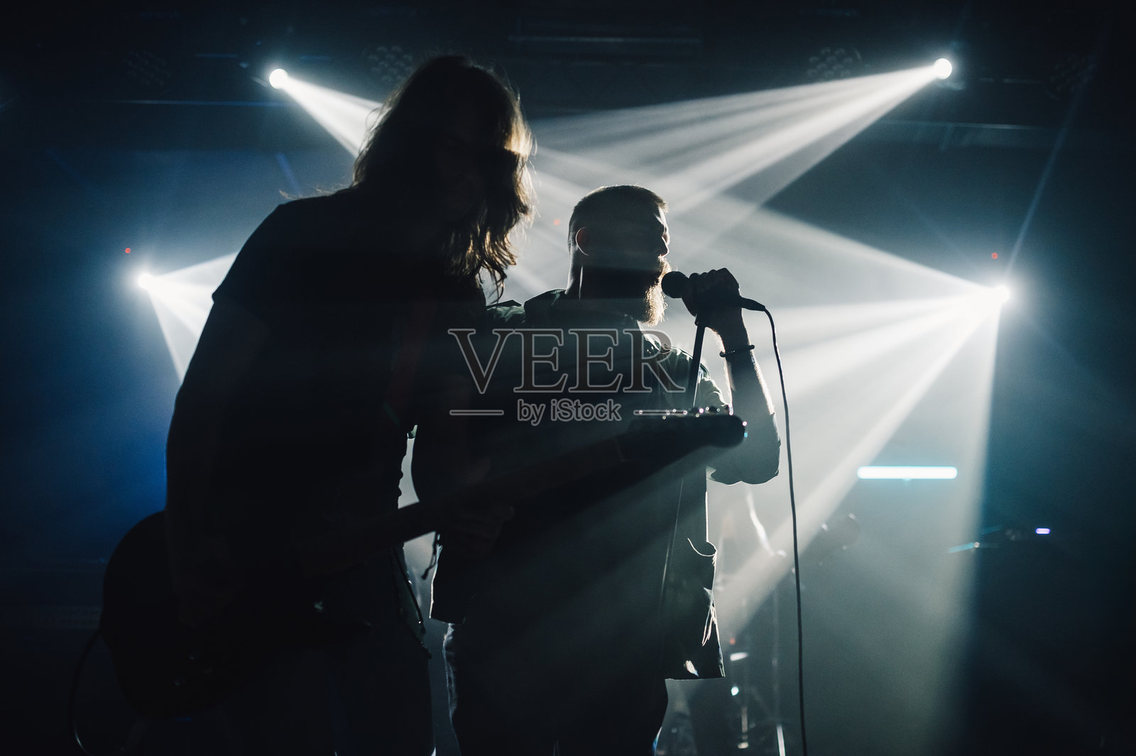 摇滚乐队在舞台灯光下现场表演照片摄影图片
