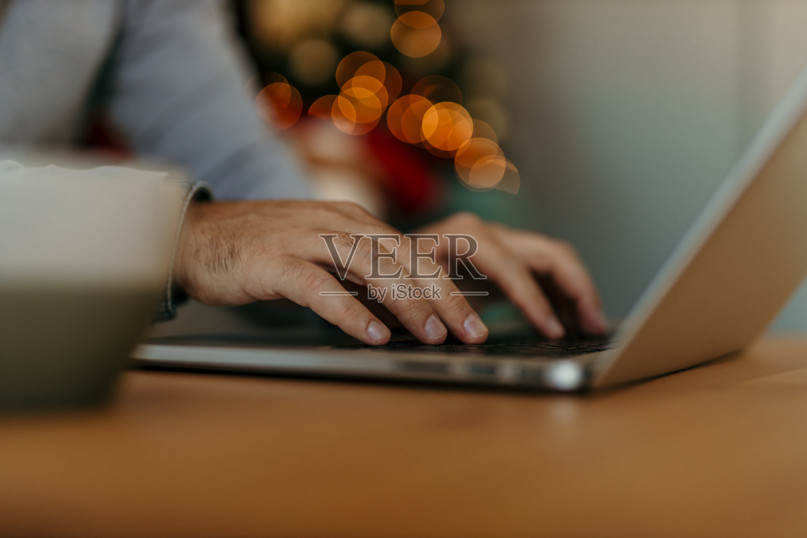 手在键盘上打字照片摄影图片