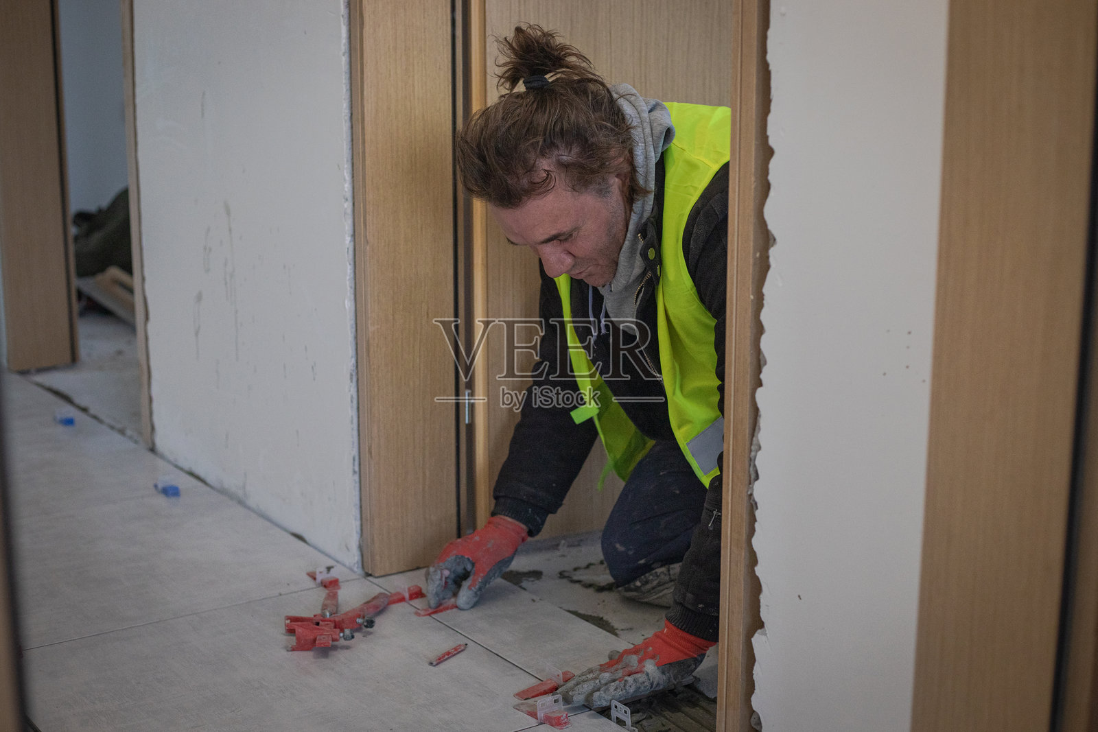 建筑工人正在安装瓷砖照片摄影图片