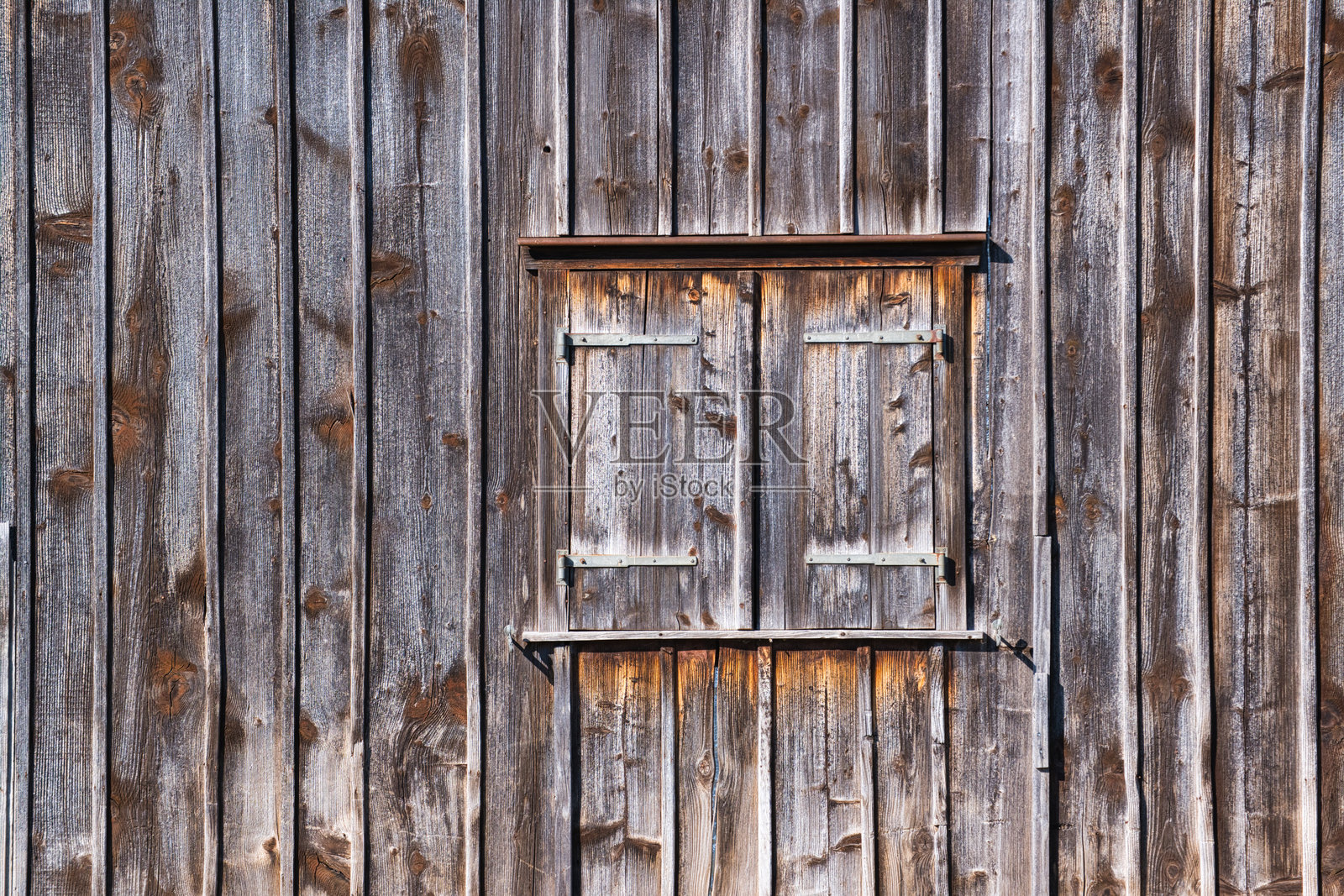 带窗户的木质外立面照片摄影图片